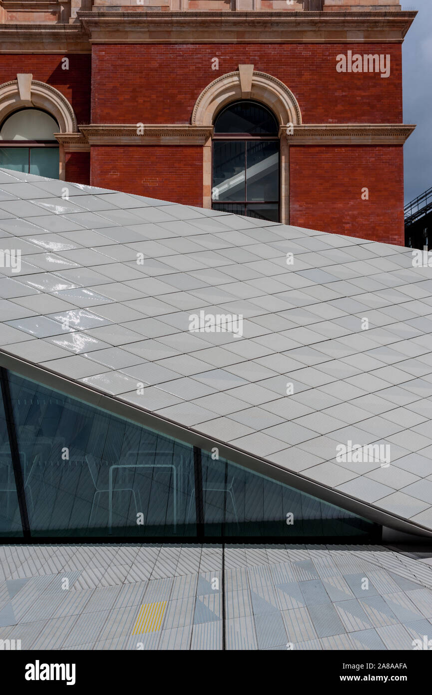 Sackler Innenhof Eingang des Victoria und Albert Museum in London. Stockfoto