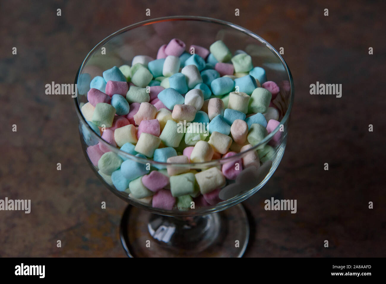 Kleine Stücke von bunten Marshmallows. Süße Bonbons an Nachtisch. Stockfoto