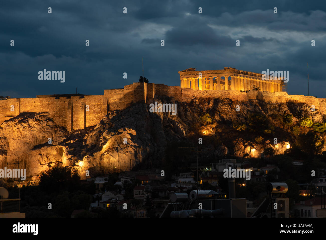 Die berühmte Parthenon in Athen Akropolis in Athen Griechenland, während ein bewölkter Sonnenuntergang. Stockfoto