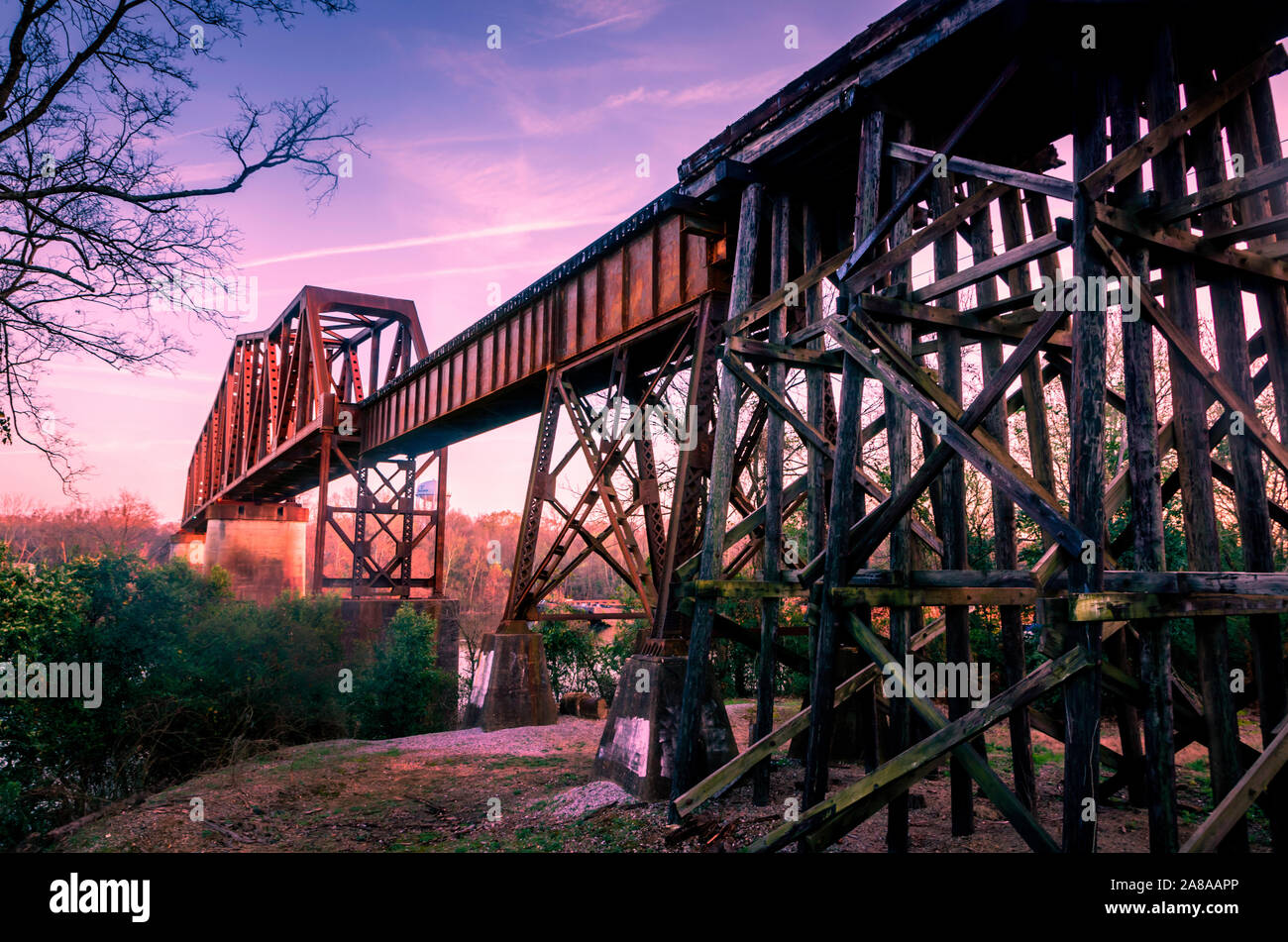 Die Sonne auf den M&A-Eisenbahn Bock, 18. März 2014, in Northport, Alabama. Die aus Holz und Stahl truss Bridge wurde im Jahr 1898 gebaut. Stockfoto