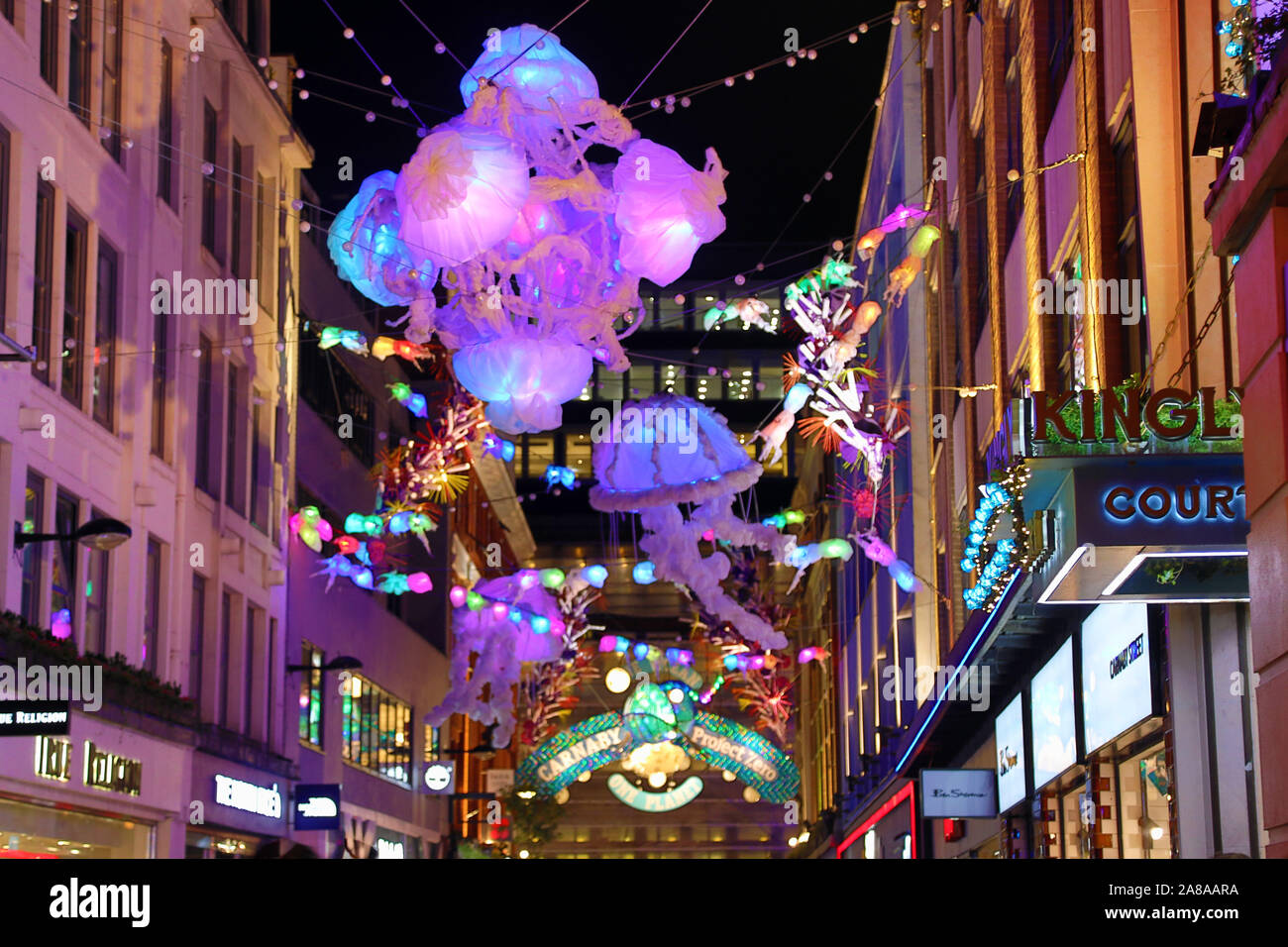 London, Großbritannien. 7 Nov, 2019. Unterwasseraufnahmen aus Recyclingmaterial Carnaby Street in London leuchten wie die Weihnachtsbeleuchtung eingeschaltet sind. In Zusammenarbeit mit Project Zero Sie die Bereiche der Ozeane, die es am meisten brauchen Erhaltung markieren. Quelle: Paul Brown/Alamy leben Nachrichten Stockfoto