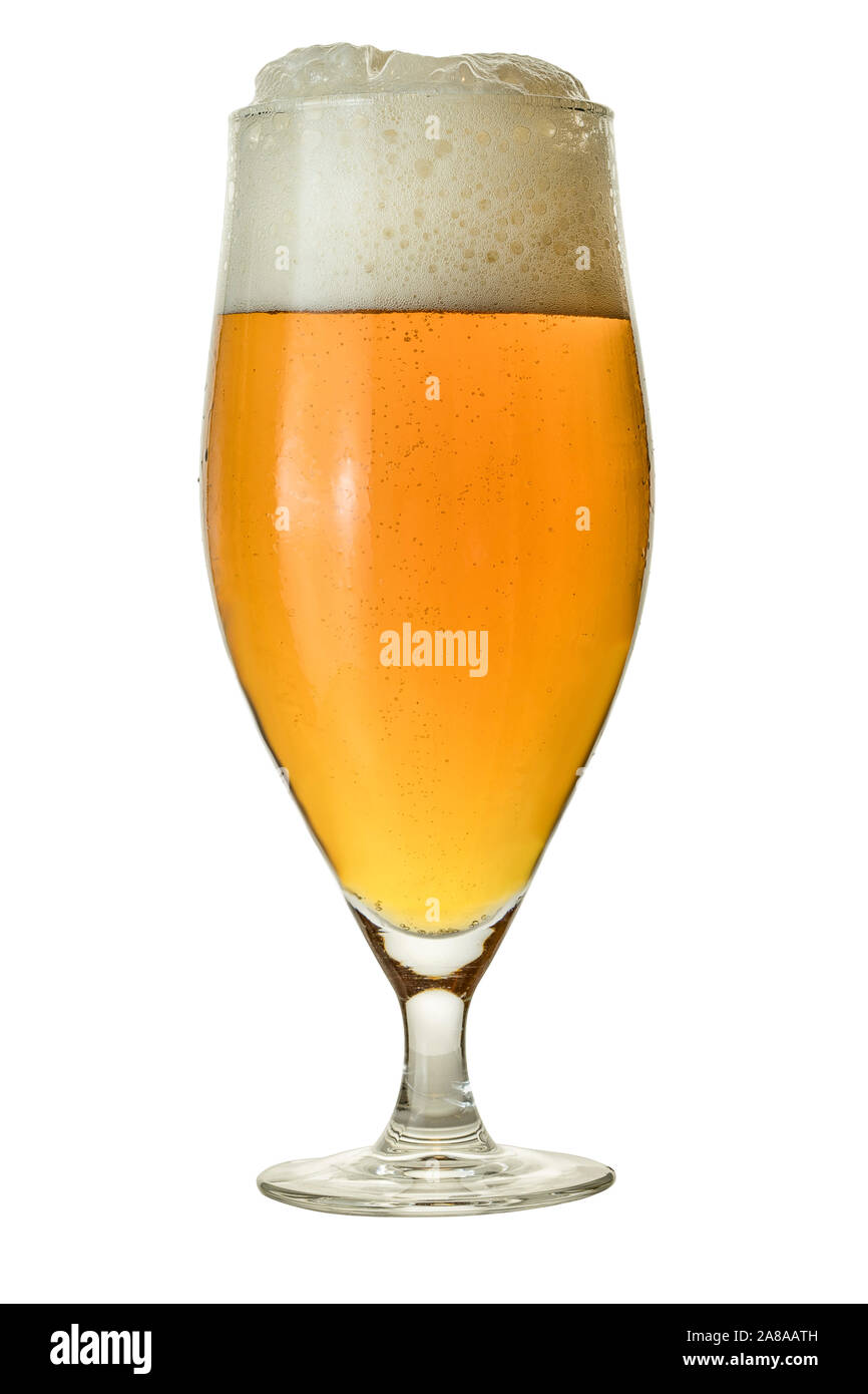 Bierglas mit Tropfen isoliert auf einem weißen Stockfoto