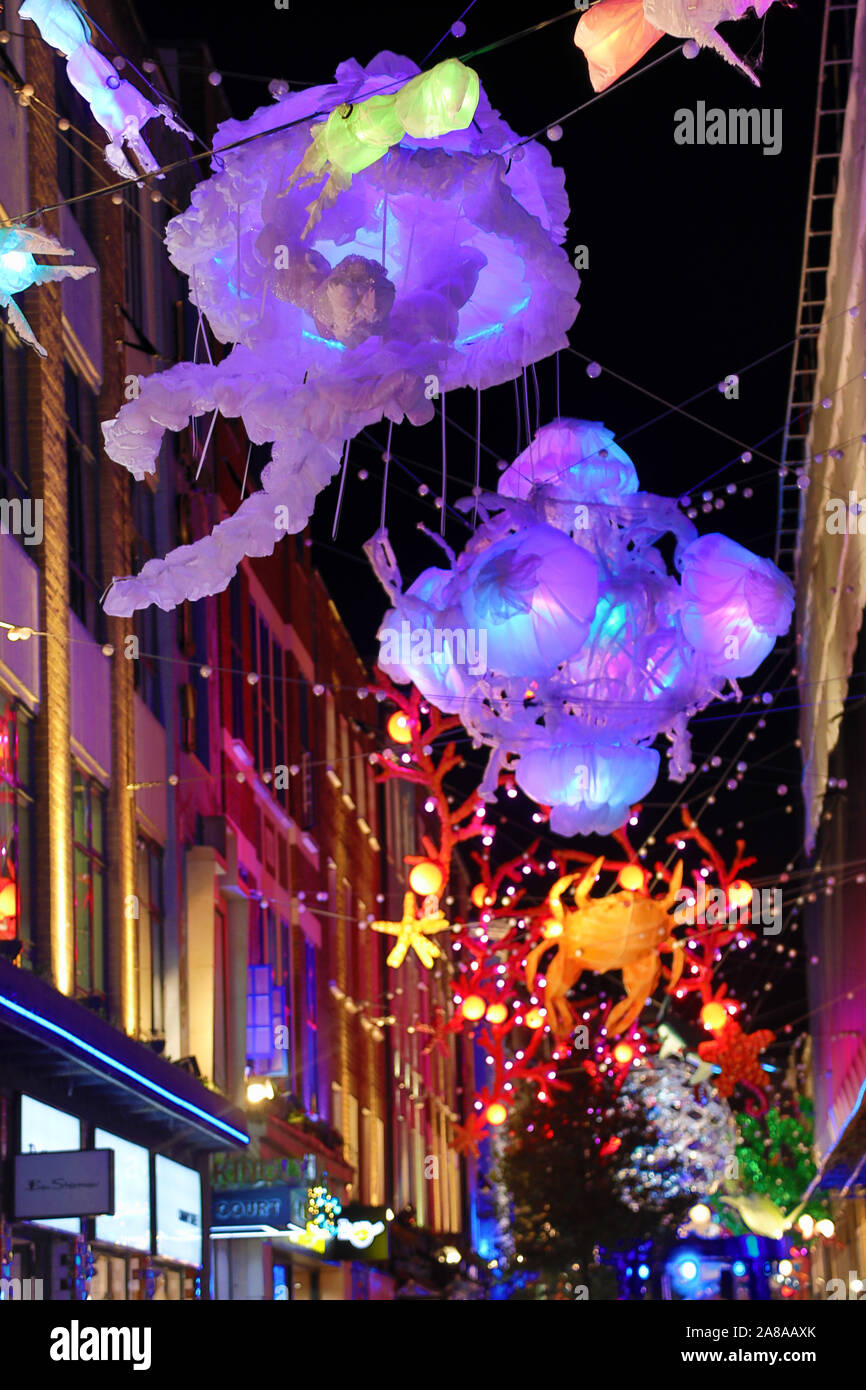 London, Großbritannien. 7 Nov, 2019. Unterwasseraufnahmen aus Recyclingmaterial Carnaby Street in London leuchten wie die Weihnachtsbeleuchtung eingeschaltet sind. In Zusammenarbeit mit Project Zero Sie die Bereiche der Ozeane, die es am meisten brauchen Erhaltung markieren. Quelle: Paul Brown/Alamy leben Nachrichten Stockfoto