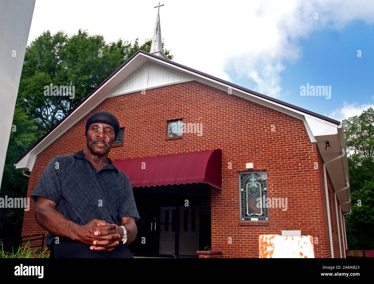 Johnny Holley Jr. posiert vor der Bart Kapelle AME Zion Kirche in Tuscaloosa, Alabama, 8. Mai 2009. Holley, 63, wurde aus dem Gefängnis im April veröffentlicht. Stockfoto