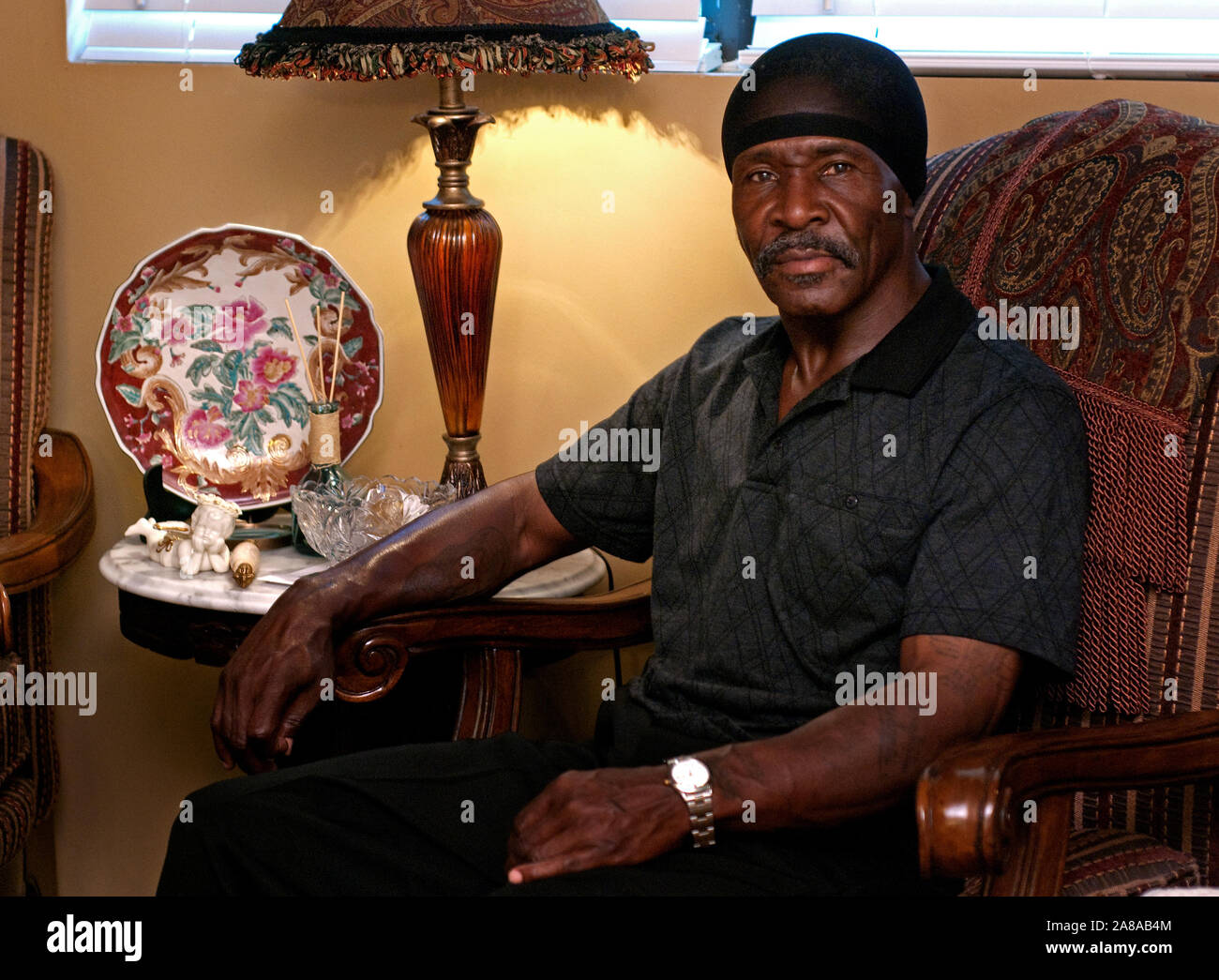 Johnny Holley Jr. entspannt in seinem Wohnzimmer in Tuscaloosa, Alabama, 8. Mai 2009. Holley, 63, wurde aus dem Gefängnis im April veröffentlicht. Stockfoto