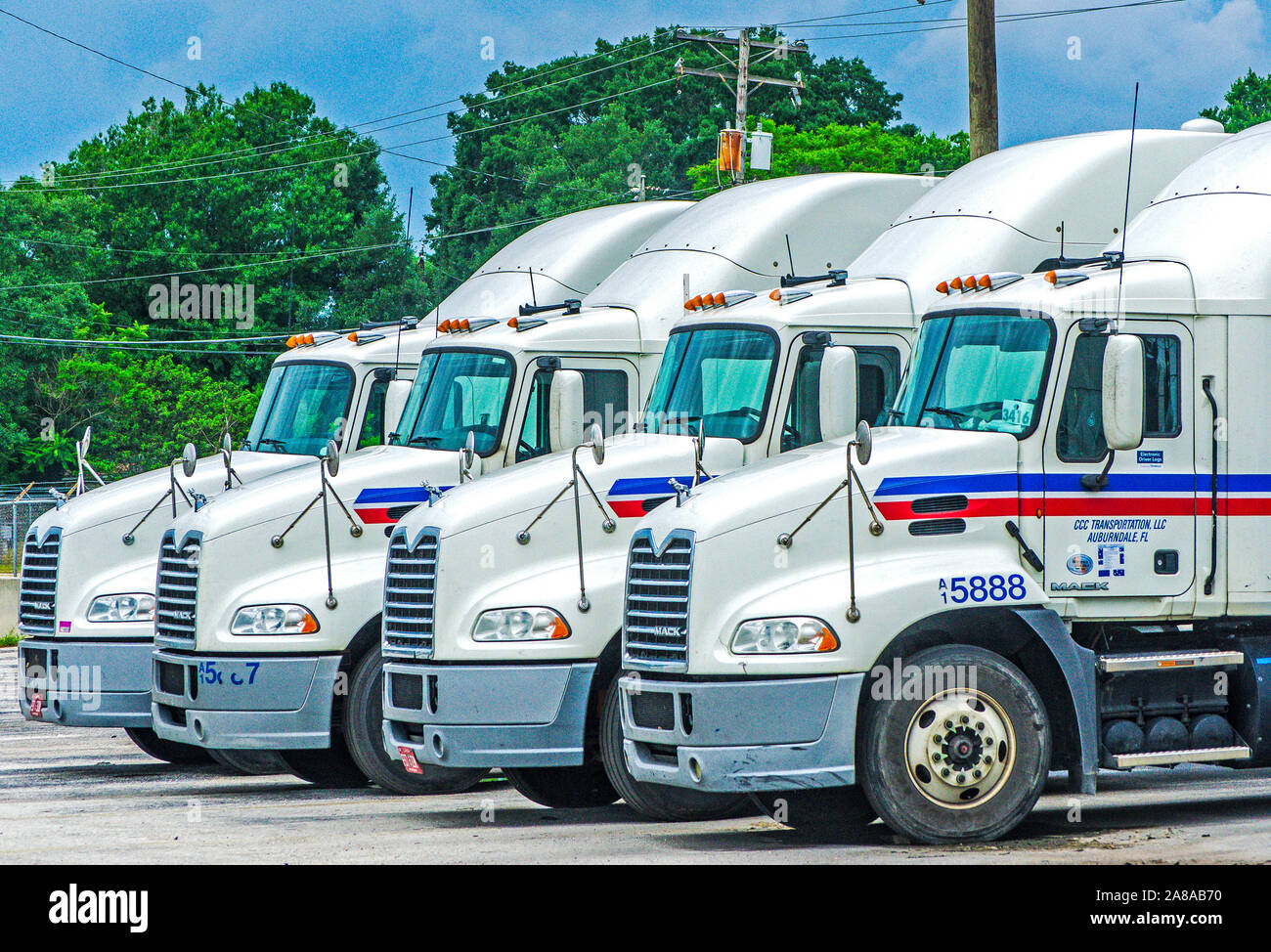 Mack Trucks abgebildet, die außerhalb der Unternehmenszentrale Comcar Industries, 16. April 2015, in Auburndale, Florida. Stockfoto