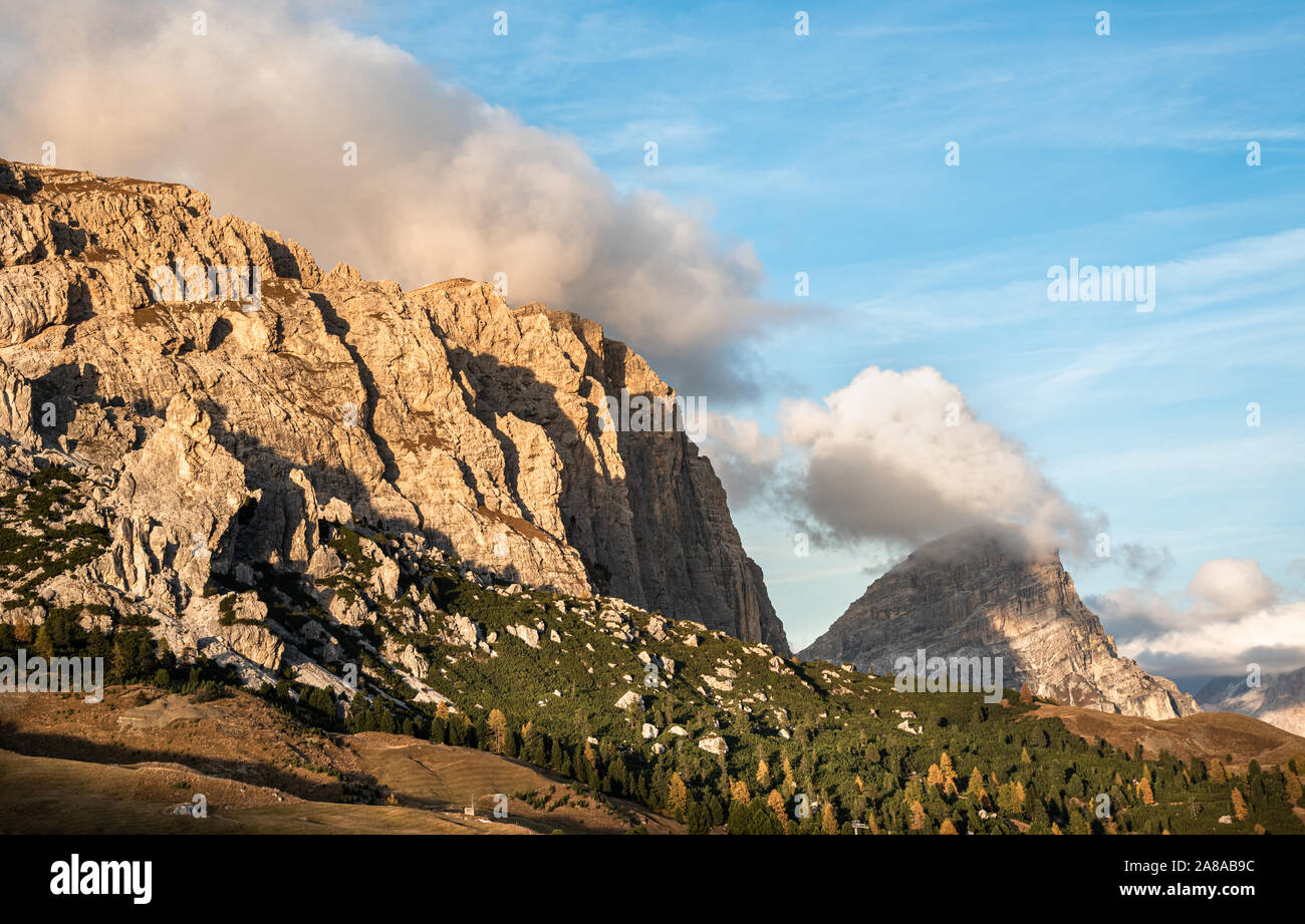 Atemberaubende Ausblicke auf die Berge und die Wolken am Gipfel der Dolomiten bei Sonnenaufgang in Südtirol, Italien Stockfoto