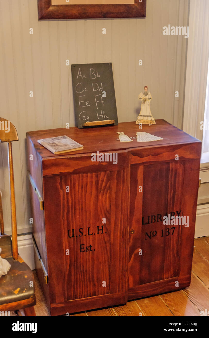 Kabinett ist ein Vintage lighthouse Keeper ist im Pensacola Leuchtturm und Museum, Oktober 27, 2019, in Pensacola, Florida angezeigt. Stockfoto