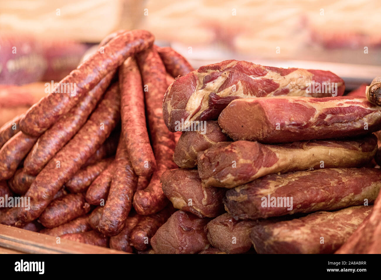 Auswahl an verschiedenen Schnitten in einem Supermarkt. Verschiedene Würstchen auf einem Regal im Store. Weiche, selektiven Fokus. Close-up. Stockfoto