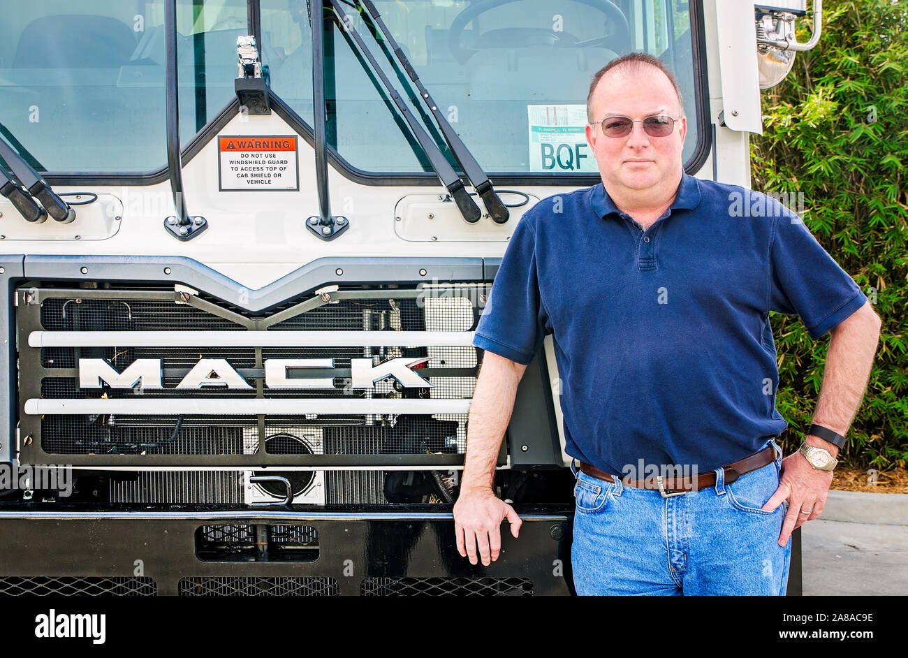 Tim Dolan, Abfall pro Regional Vice President für Central Florida, wirft mit einem Mack Truck an Abfall Pro, 18. März 2016, in Sanford, Florida. Stockfoto
