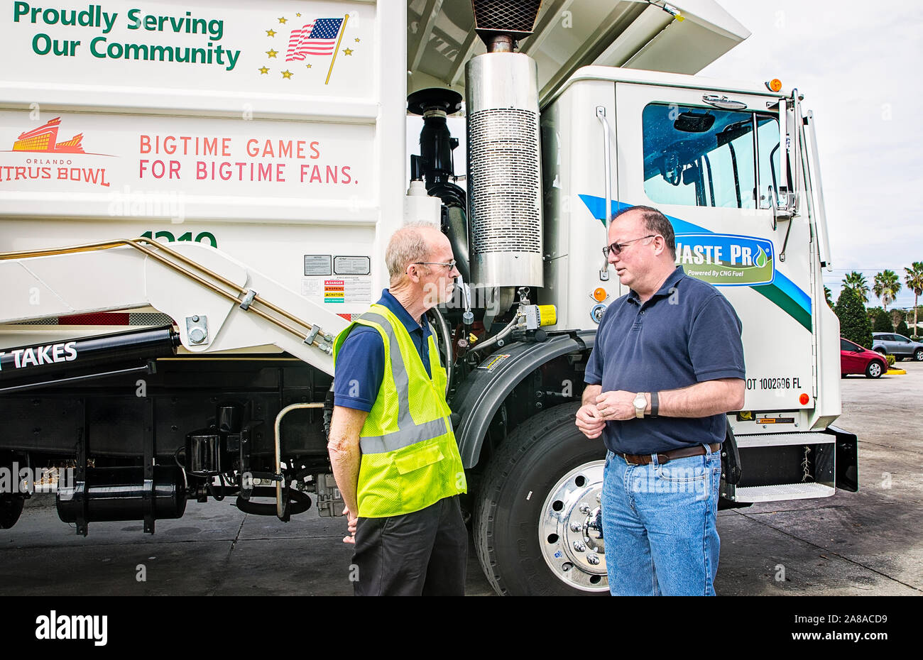 Abfälle pro Operations Specialist Terry Grady spricht mit Tim Dolan, Abfall pro Regional Vice President für Central Florida, an Abfall Pro in Sanford. Stockfoto