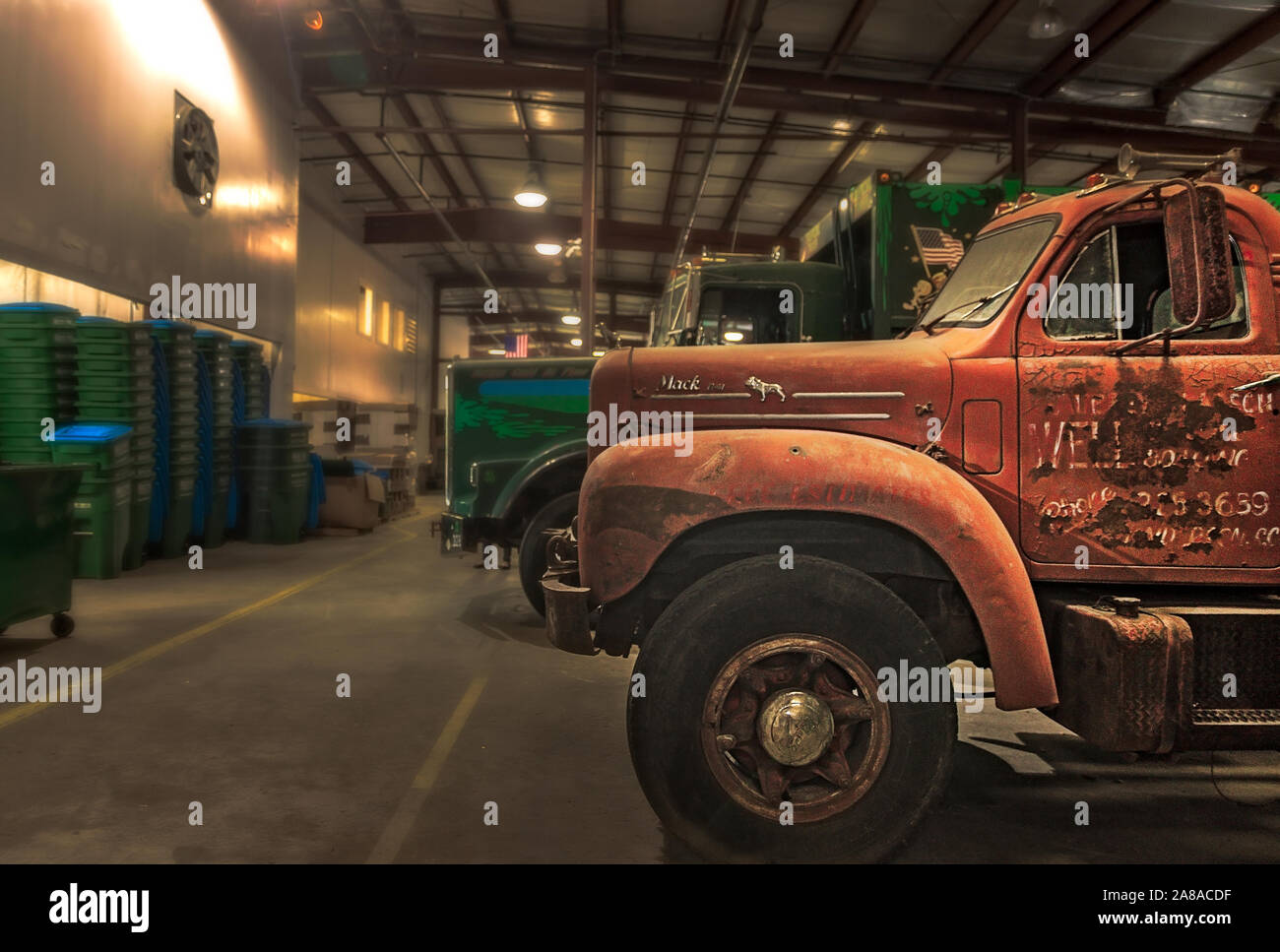 Eine antike Mack Truck wird dargestellt, an Abfall Pro, 18. März 2016, in Sanford, Florida. Das Unternehmen hat ein müllauto Museum auf dem Gelände. Stockfoto