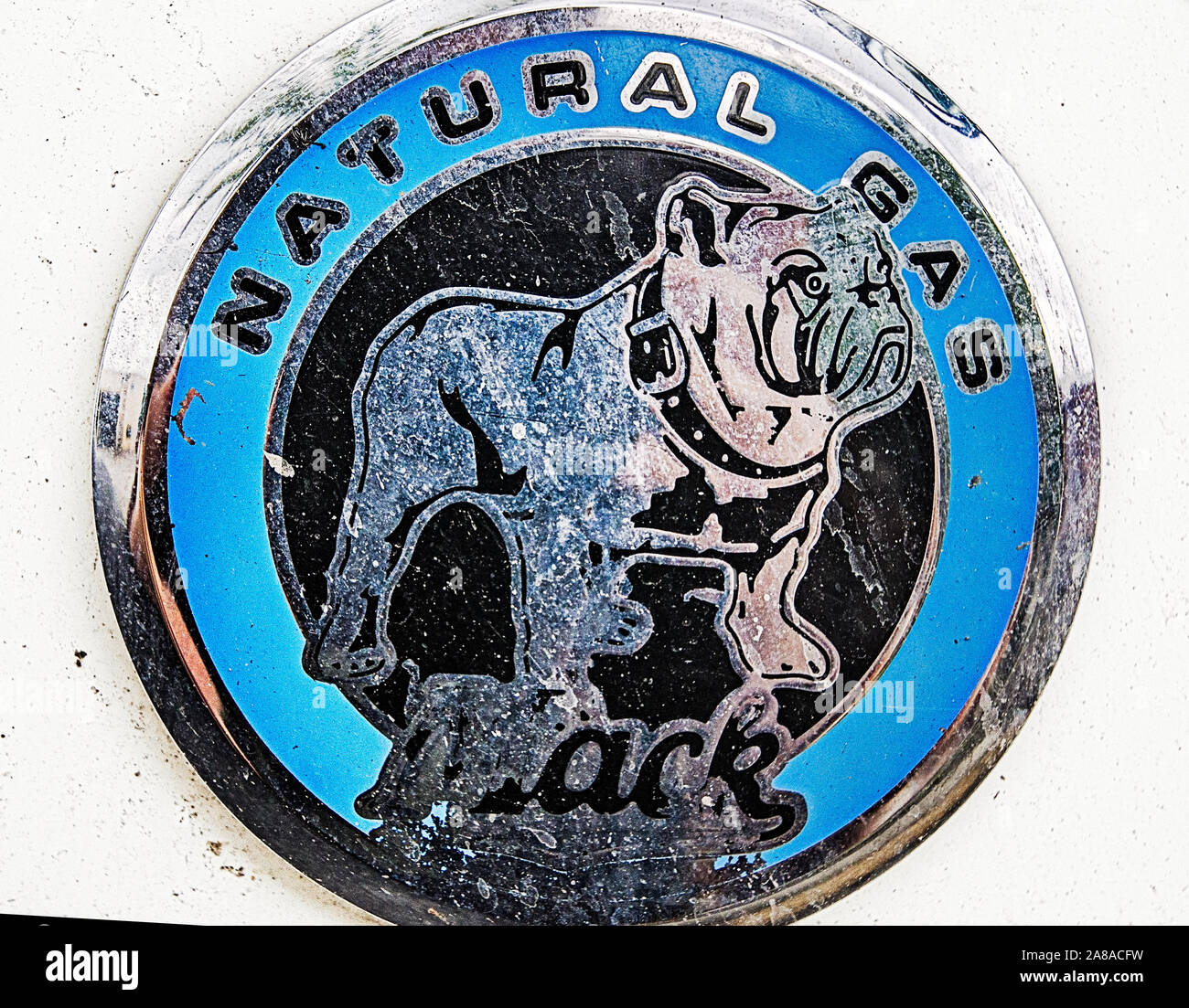 Ein Mack Trucks bulldog Emblem mit einem Erdgas Insignien, die darauf hinweist, dass das Fahrzeug von der CNG (Compressed Natural Gas) an Abfall Pro eingeschaltet ist. Stockfoto