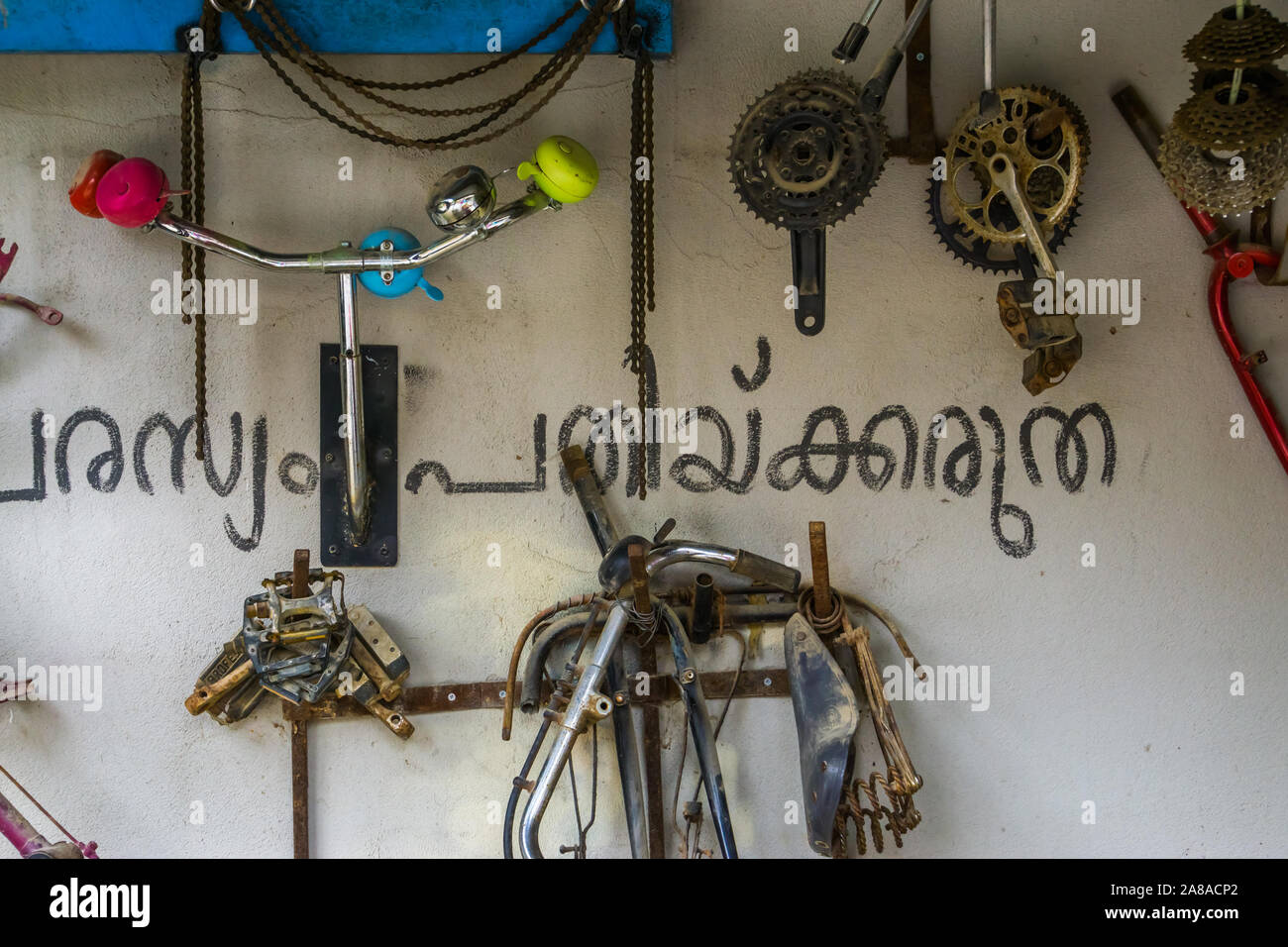 Wand mit Fahrrad Teile auf eine Wand, die im Inneren des Bike-Workshop, Cycle Repair Hintergrund Stockfoto