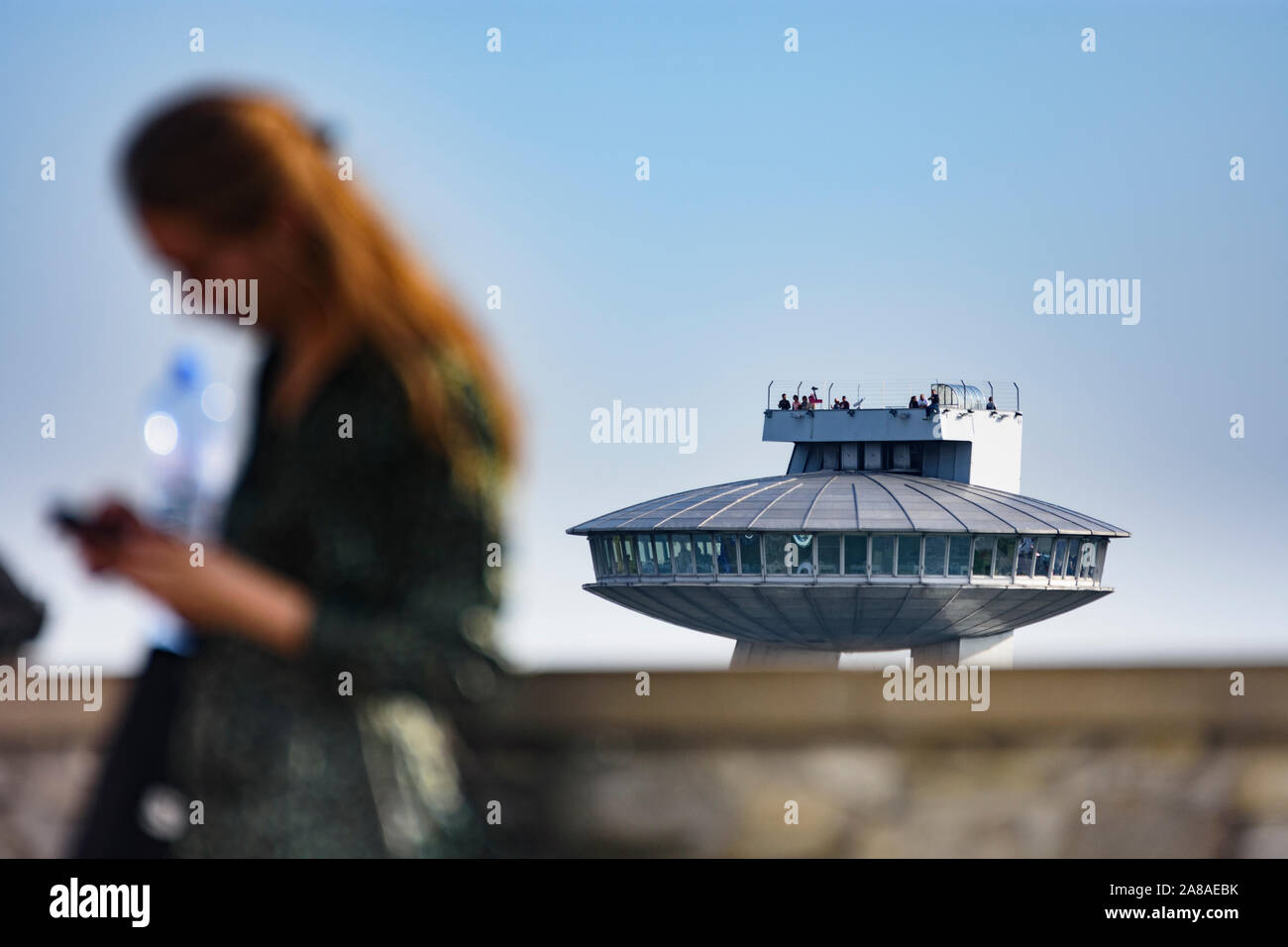 Bratislava (Pressburg): Auftauchende UFO Restaurant am oberen Rand der meisten SNP (Brücke der Slowakischen Nationalen Aufstand), Person in der Slowakei, Stockfoto