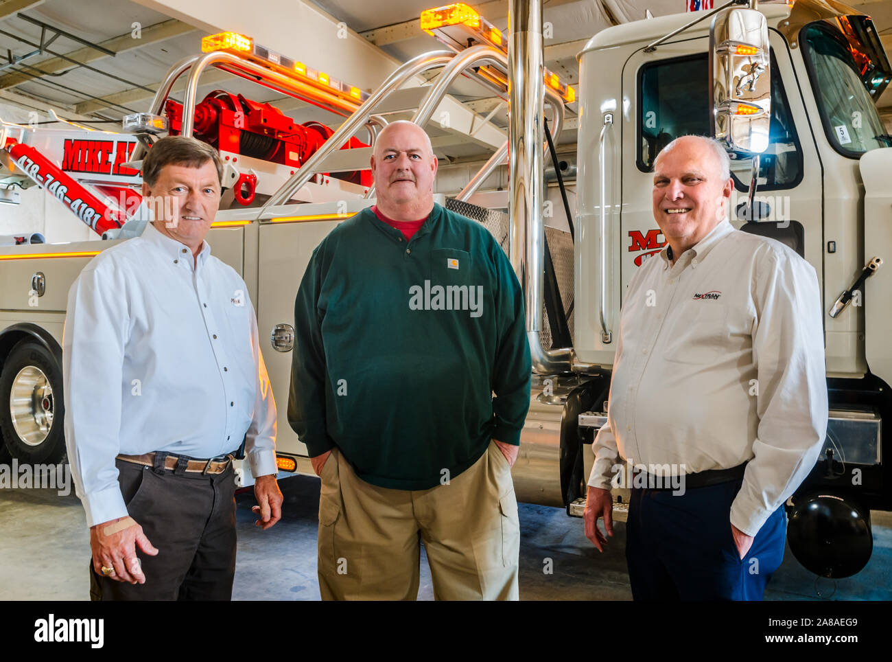 Mike Adams (Mitte) steht neben Tommy Bush, Links, Account Manager bei Nextran Lkw-Zentren, und David Bennett, rechts, General Manager bei Nextran. Stockfoto
