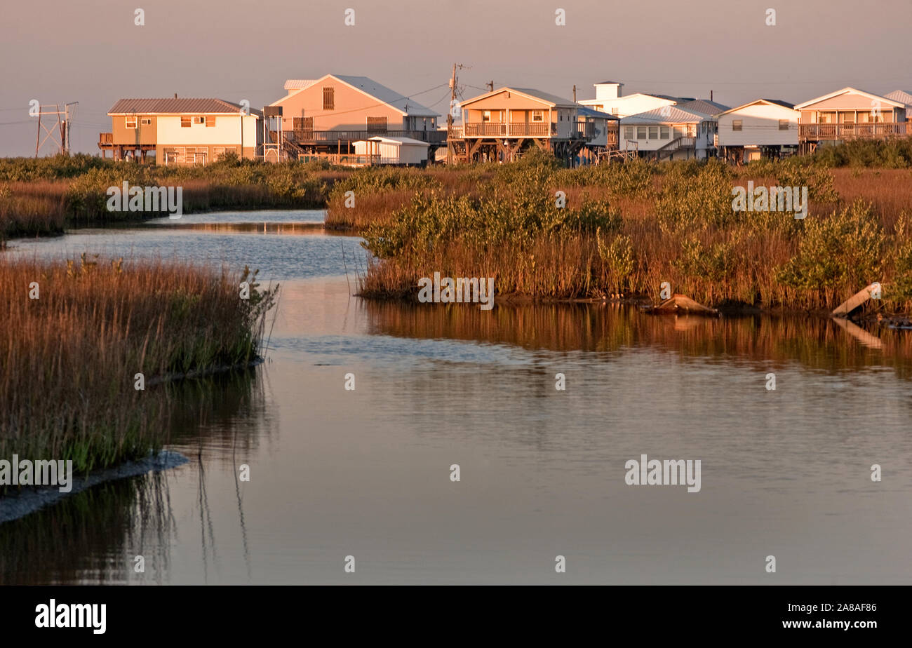 Die Sonne geht auf eine Reihe von Häusern entlang der Louisiana Highway 1 Am 6. März im Grand Isle, Louisiana 2011. Stockfoto
