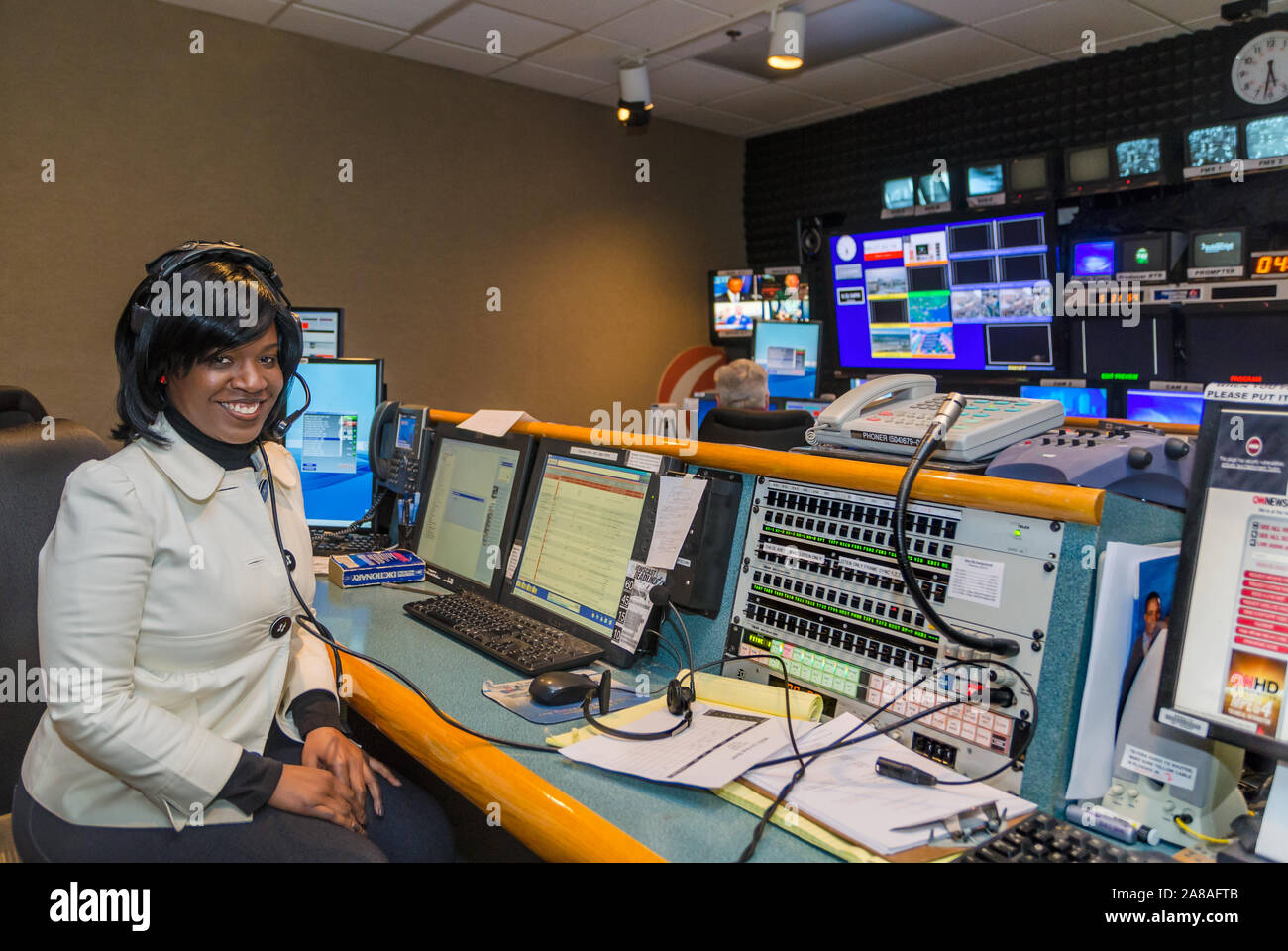 Aretha Frison sitzt in der Leitwarte auf Wdsu-TV-Station in New Orleans, Louisiana, 28.02.2014. Frison arbeitet als News Hersteller auf Wdsu. Stockfoto