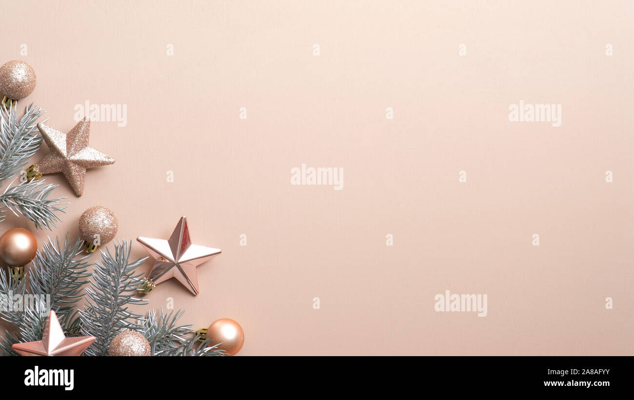 Luxus Weihnachten Zusammensetzung mit Pine Tree Branch, Kugeln, Sterne auf Kupfer Hintergrund. Flach, Ansicht von oben, kopieren. Minimalistischer Stil. Xmas Party Banne Stockfoto