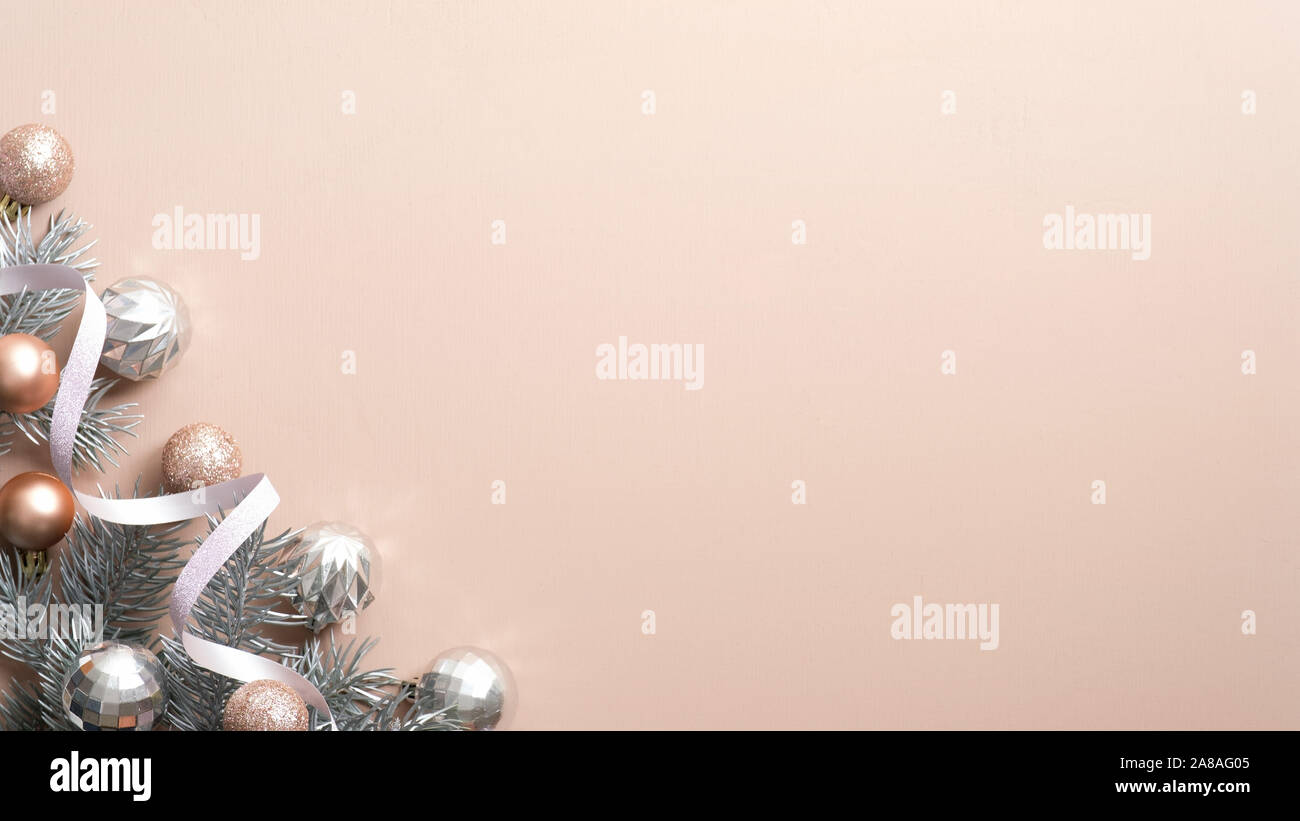 Weihnachten minimal flach Komposition. Weihnachten Rahmen silber und bronze Kugeln, Pine Tree Branches, Band auf Kupfer Hintergrund. Ansicht von oben, kopieren. Stockfoto