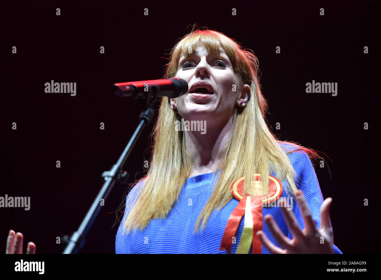 Manchester, Großbritannien. 7. November 2019. Angela Rayner, Schatten der Staatssekretär für Bildung und MP für Ashton-under-Lyne, spricht an der allgemeinen Wahl Kundgebung an der O2 Apollo in Ardwick, Manchester statt. © Russell Hart/Alamy Leben Nachrichten. Stockfoto
