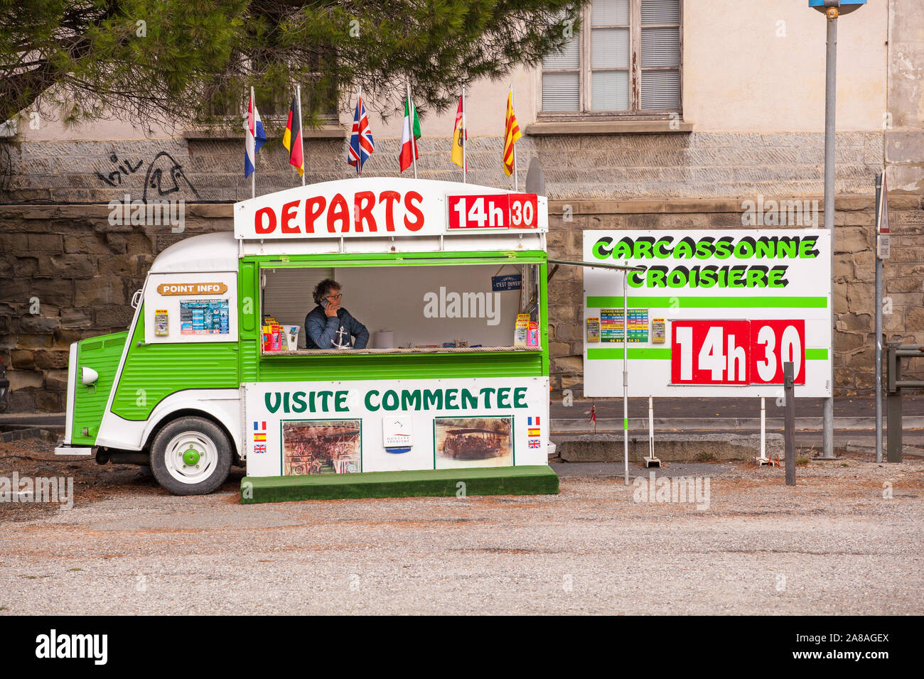 Alte Citroen van konvertiert Buchungen für Ausflüge auf dem Canal du Midi in der französischen Stadt Carcassonne Frankreich zu nehmen Stockfoto Alte Citroen van konvertiert Buchungen für Ausflüge auf dem Canal du Midi in der französischen Stadt Carcassonne Frankreich zu nehmen Stockfoto