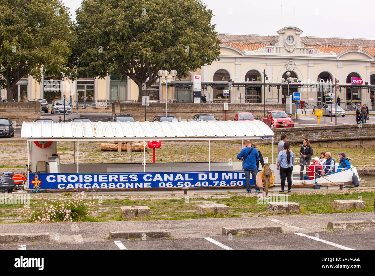 Kanal Boot auf dem Canal du Midi in der französischen Stadt Carcassonne Frankreich wartenden Urlaubern und Touristen auf einer Bootsfahrt zu nehmen Stockfoto