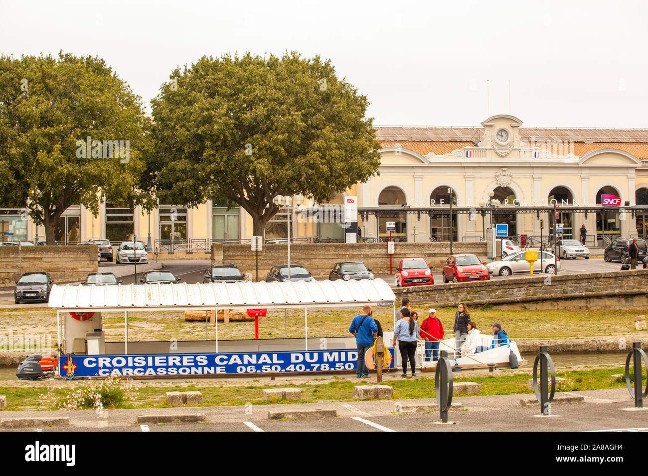 Kanal Boot auf dem Canal du Midi in der französischen Stadt Carcassonne Frankreich wartenden Urlaubern und Touristen auf einer Bootsfahrt zu nehmen Stockfoto Kanal Boot auf dem Canal du Midi in der französischen Stadt Carcassonne Frankreich wartenden Urlaubern und Touristen auf einer Bootsfahrt zu nehmen Stockfoto
