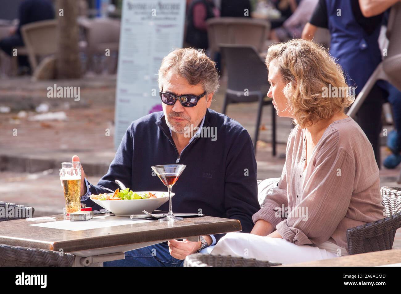 Mann Frau Paar Essen und Trinken zu einem Cafe im Freien in der französischen Stadt Carcassonne Frankreich Stockfoto