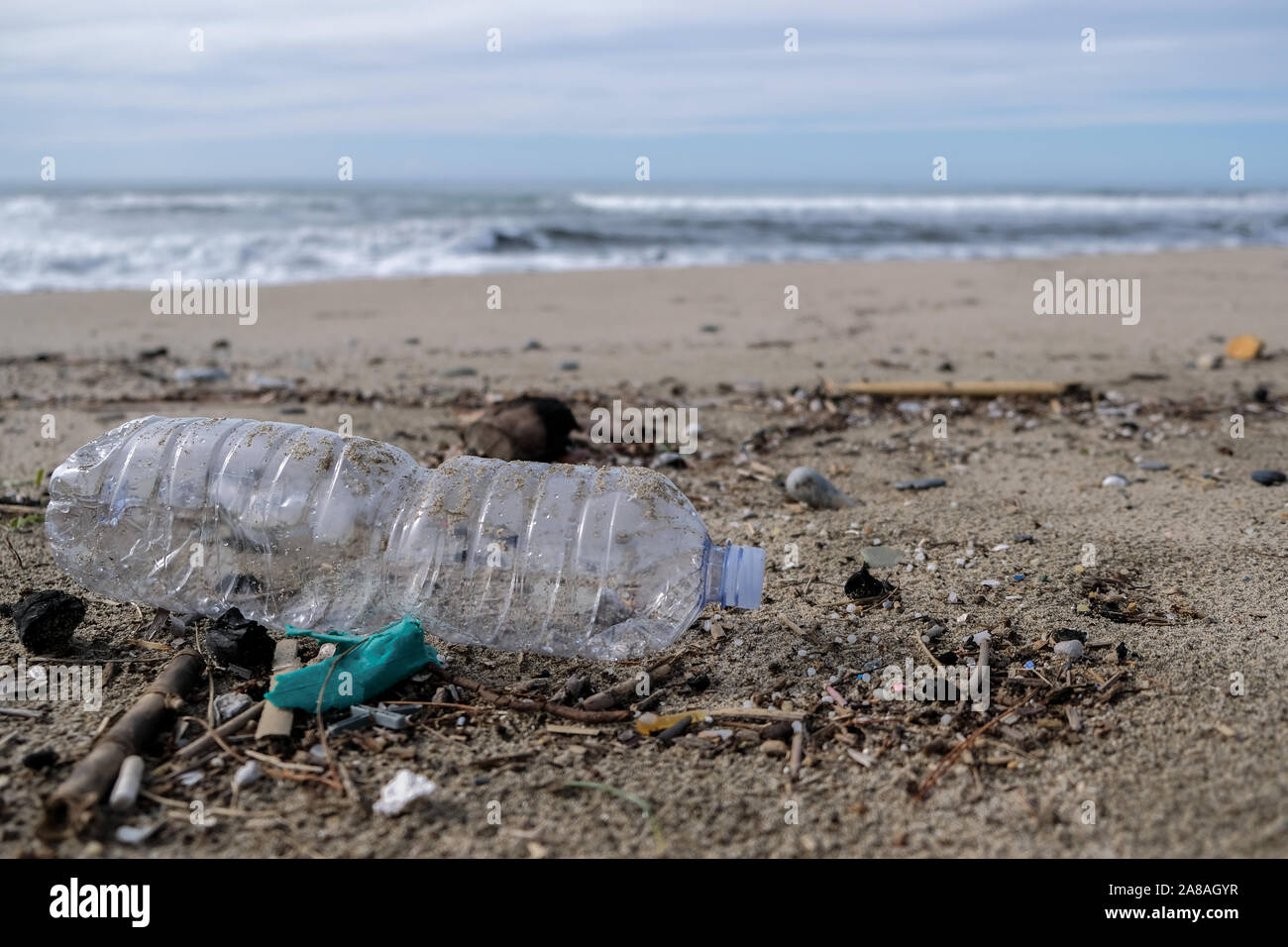Kunststoff Flasche am Meer, umweltfreundliche Ökosystem Erde retten Konzept Stockfoto