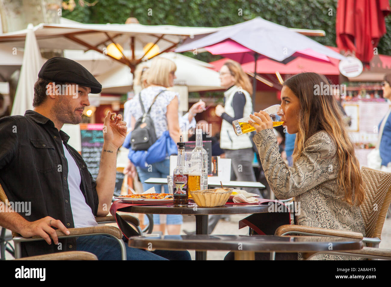 Mann Frau Paar Essen und Trinken zu einem Cafe im Freien in der französischen Stadt Carcassonne Frankreich Stockfoto