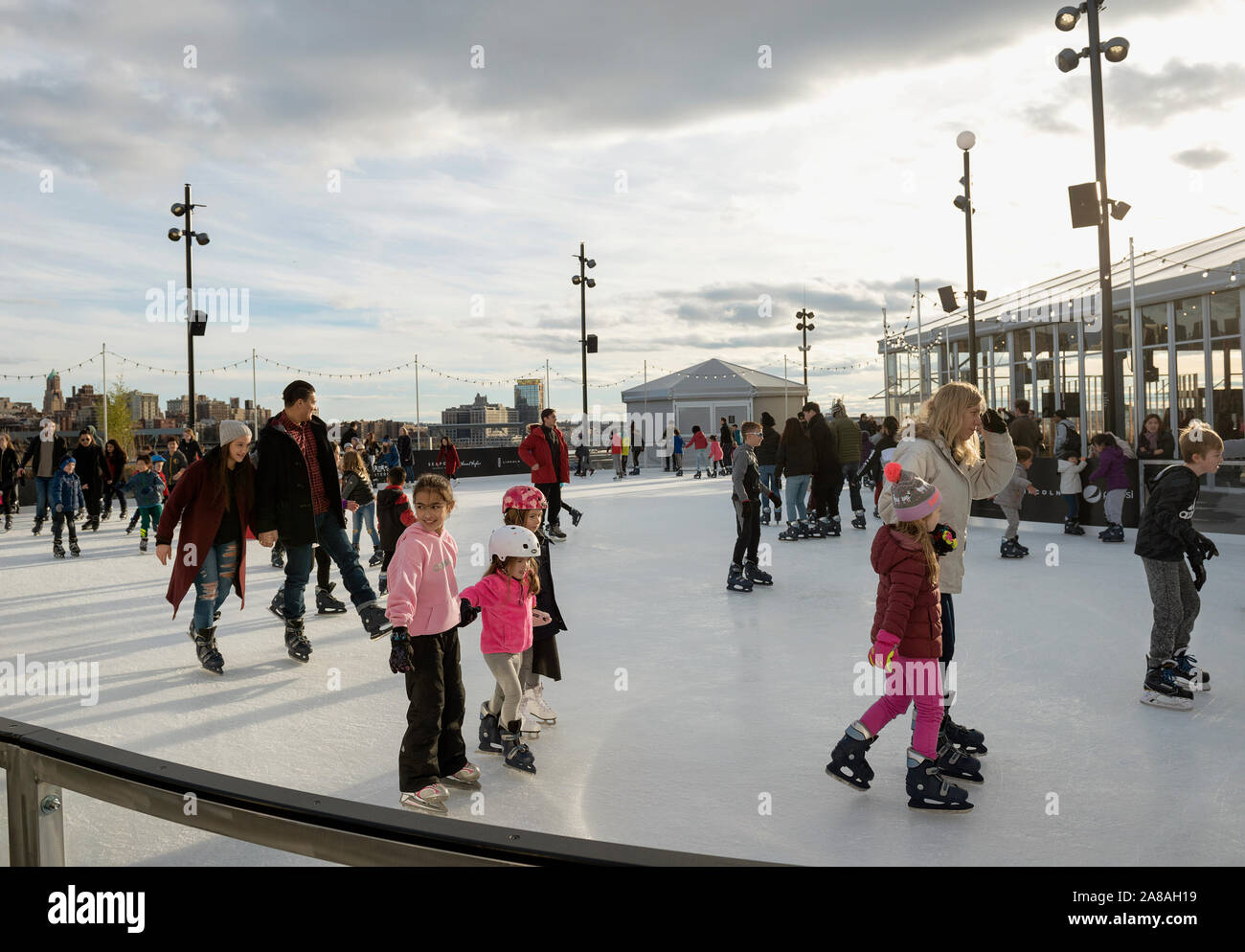 Eislaufen auf der Hafenstadt am Pier 17 in New York City. Stockfoto