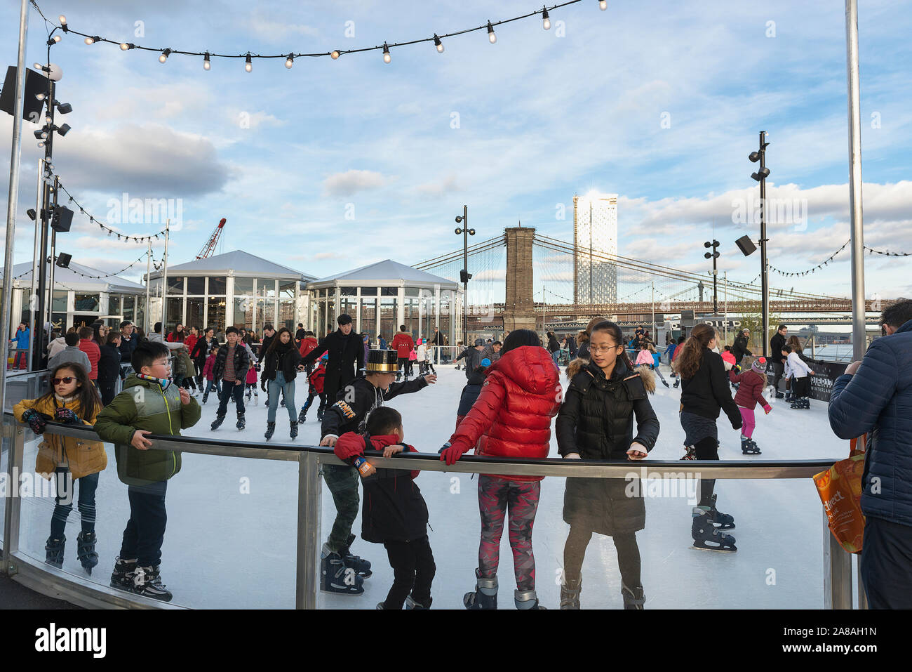 Eislaufen auf der Hafenstadt am Pier 17 in New York City am Tag der neuen Jahre, 2019. Stockfoto