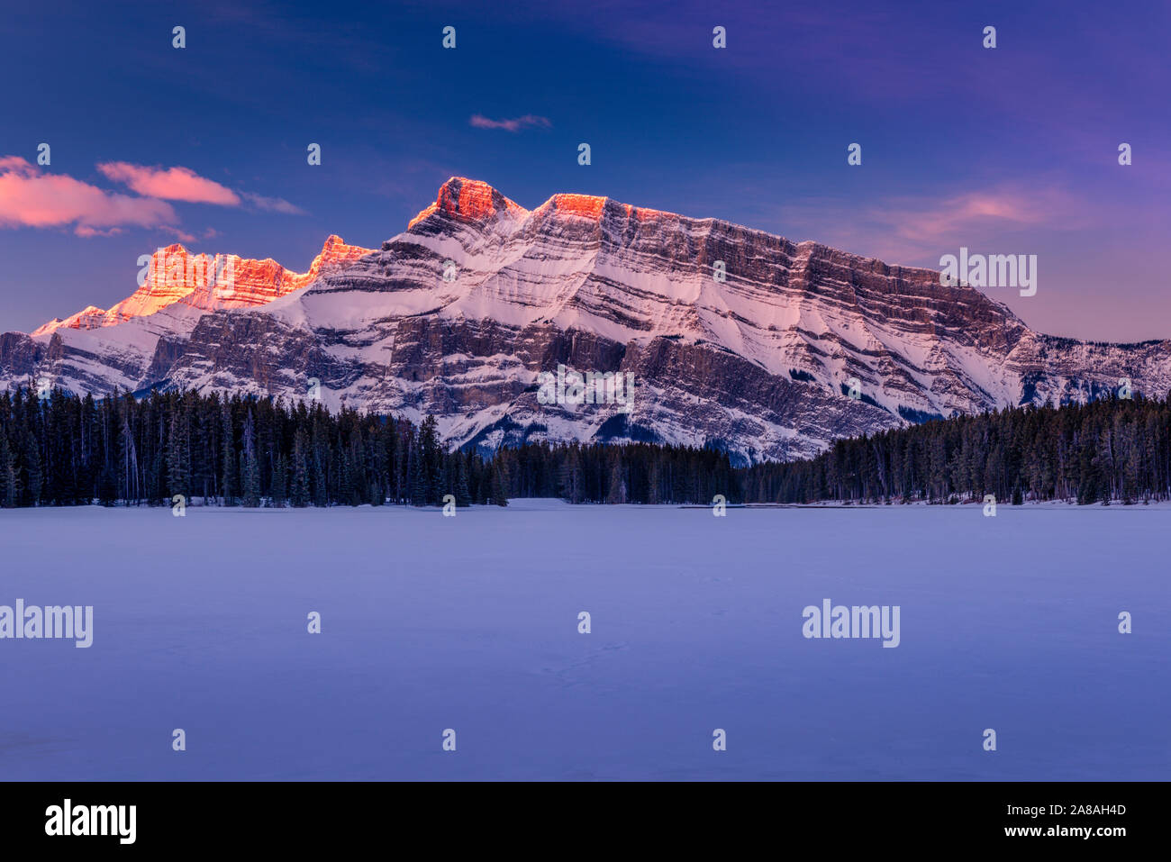 Sunrise Mount Rundle von zwei Jack Lake, Banff National Park, Stockfoto