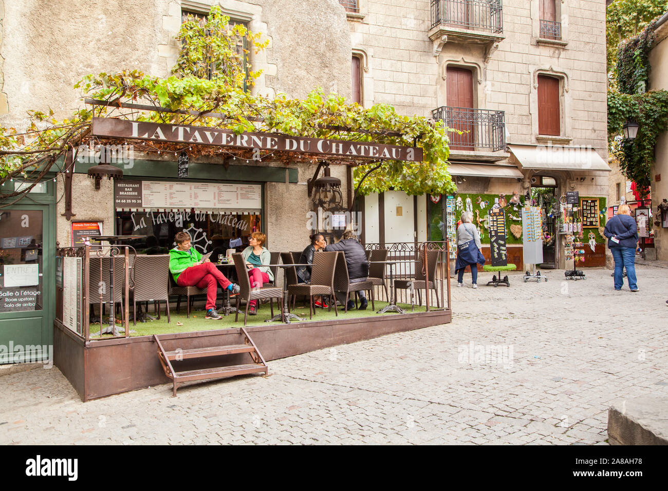 Blick auf Menschen, die auf ein Französisches Restaurant in der mittelalterlichen Stadtmauer von Crcassonne Frankreich Stockfoto
