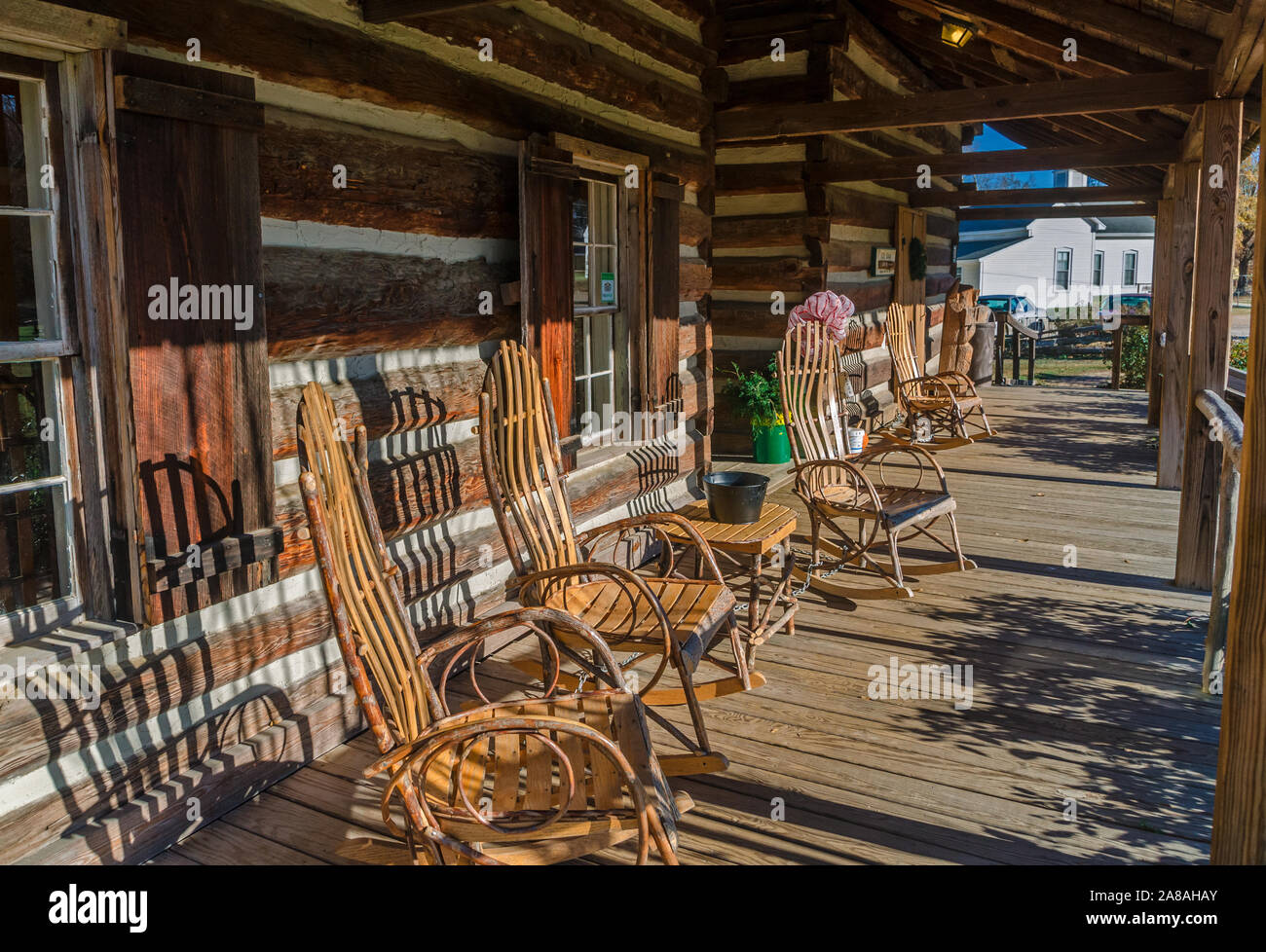 Amish - Wippen auf der Veranda der Hütte Geschenk Shop im französischen Lager, Mississippi sitzen. Stockfoto