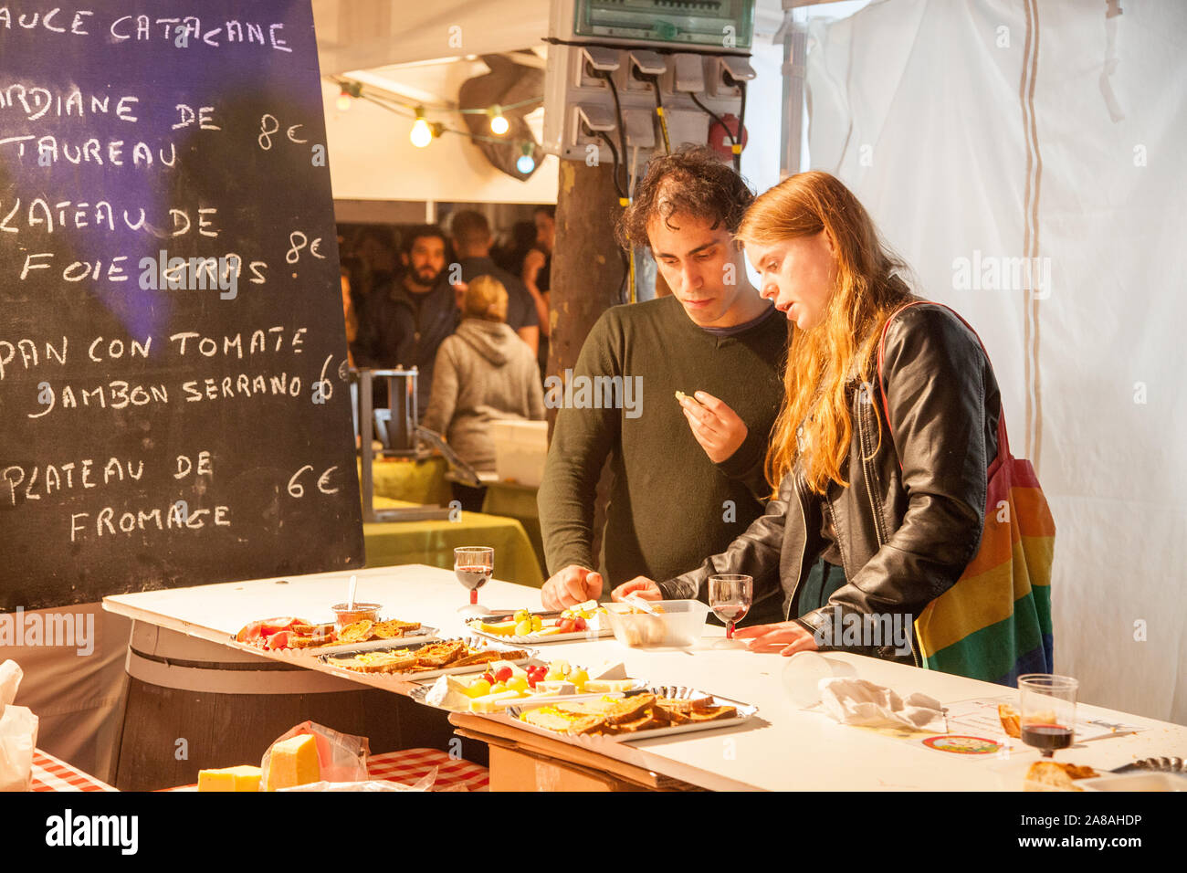 Mann und Frau junges paar Essen und Trinken im Freien auf einem Markt, auf dem Festival von Fete du Vin in der französischen Stadt Carcassonne Frankreich Abschaltdruck Stockfoto