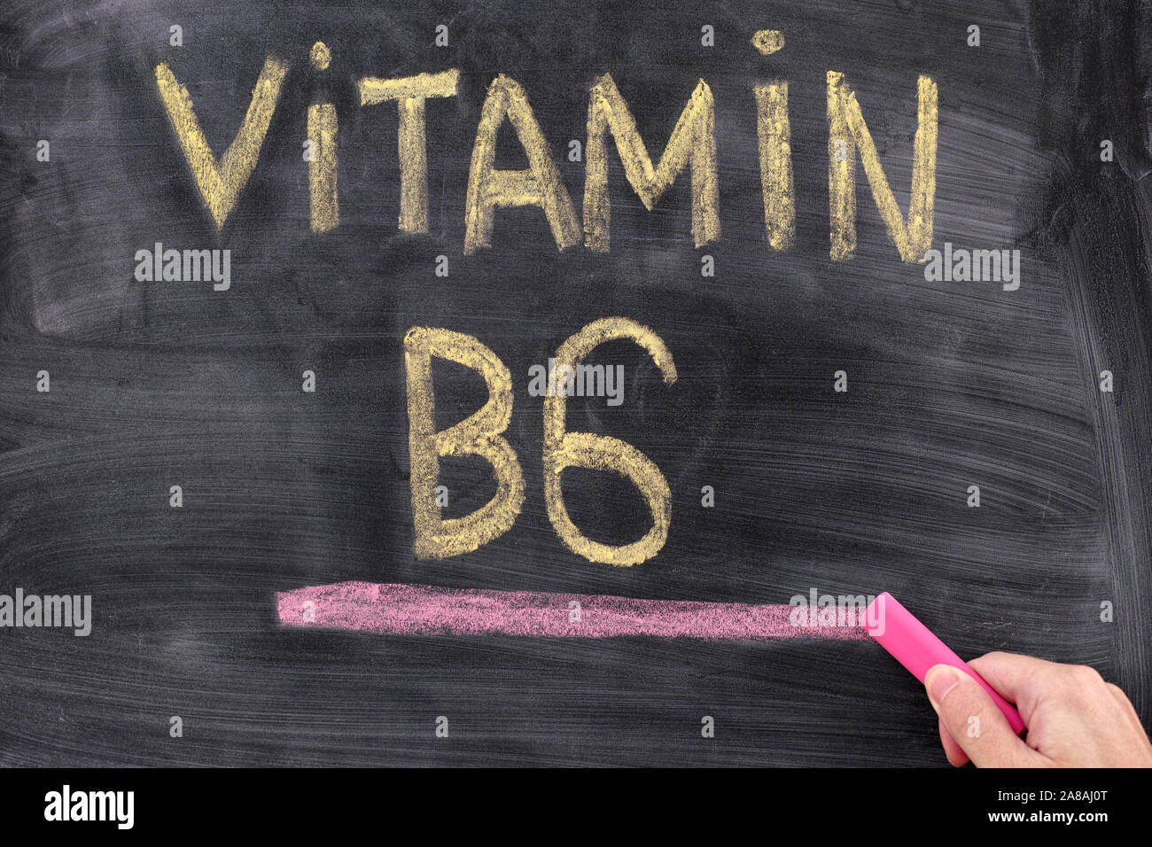 Mann schreiben Wörter Vitamin B6 am schwarzen Brett. Vitamin B6 Konzept. Close Up. Stockfoto