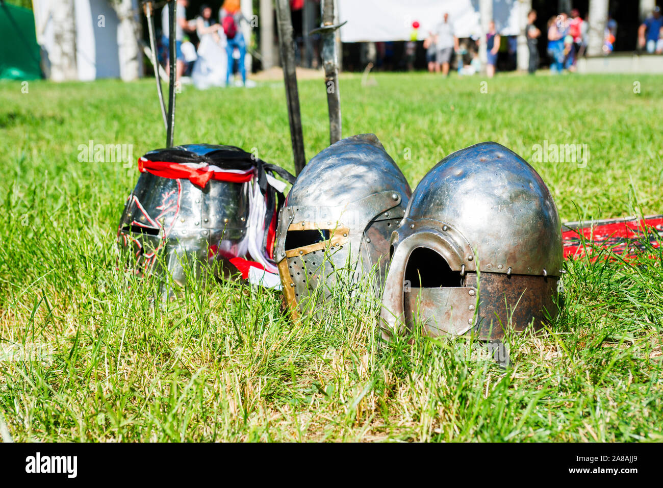 Knight's Helme auf dem Gras closeup. Historischen und mittelalterlichen Konzept. Stockfoto