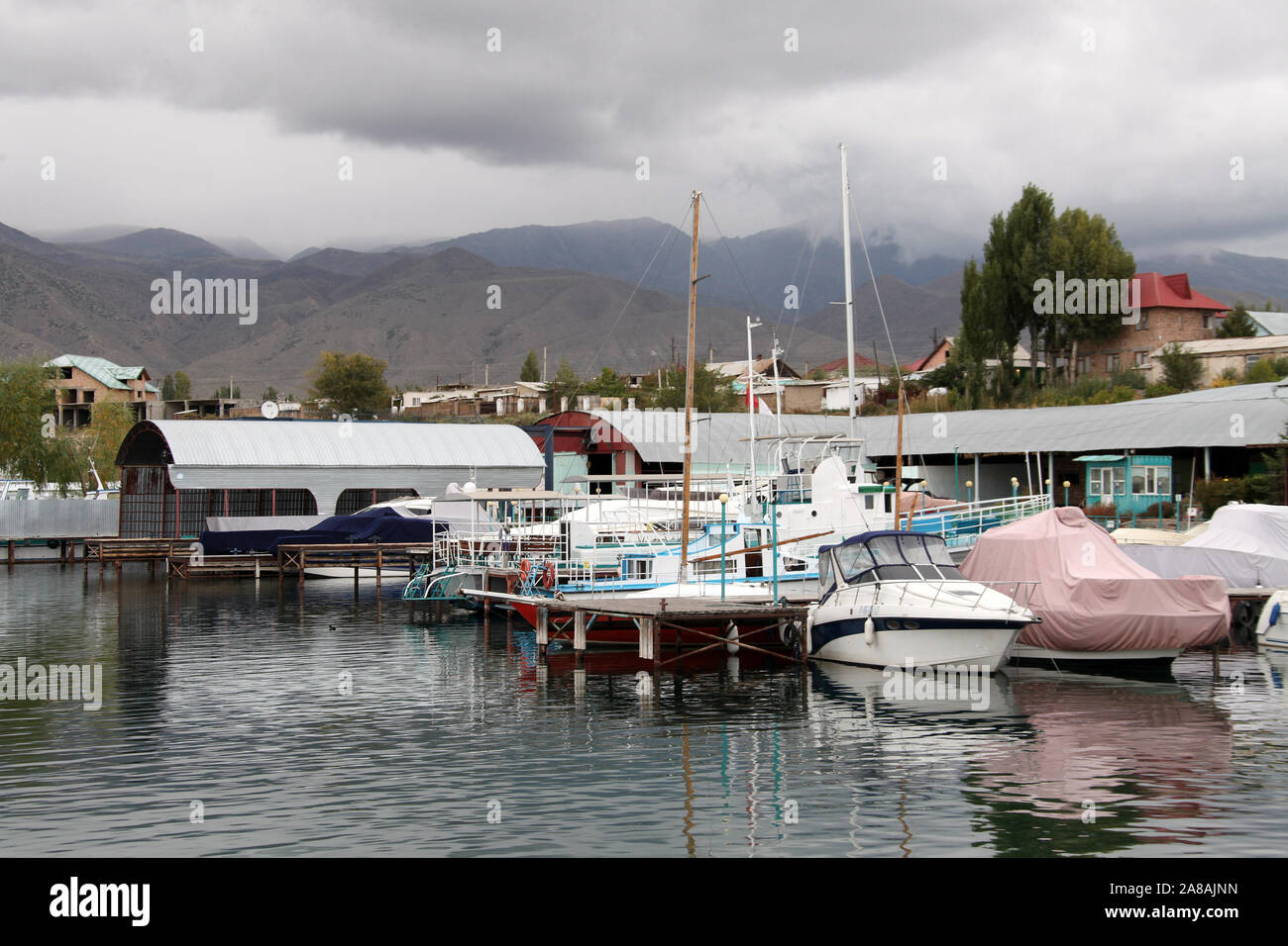 Boote am Issyk-Kul See in Kirgisistan Stockfoto