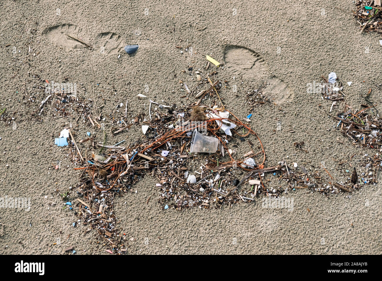 Micro Kunststoff Küste Verschmutzung, Fußspuren, Planeten retten Konzept Stockfoto