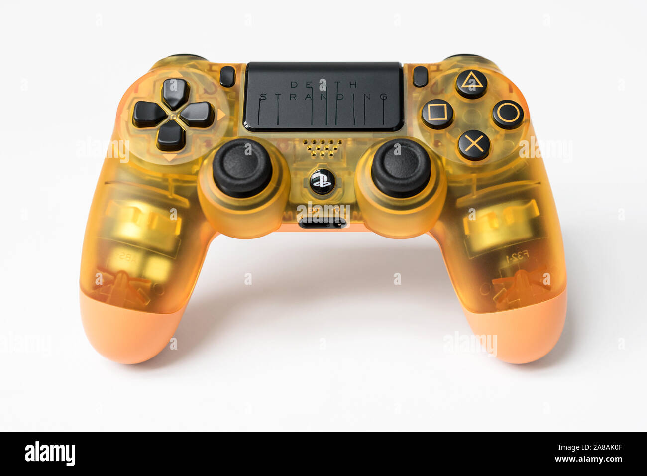 Kiew, Ukraine - November 07, 2019: Tod gestrandet Limited Edition PS4 Pro. Transparente Dualshock Controller für PlayStation 4 auf weißem Hintergrund. Stockfoto