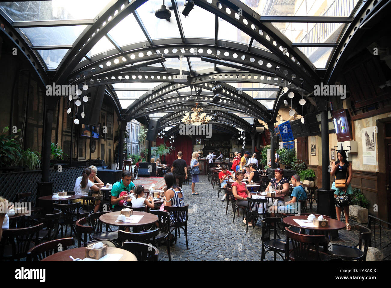 Terrasse des Cafes in Lubomirski-palast, Marktplatz, Lemberg, Ukraine Stockfoto