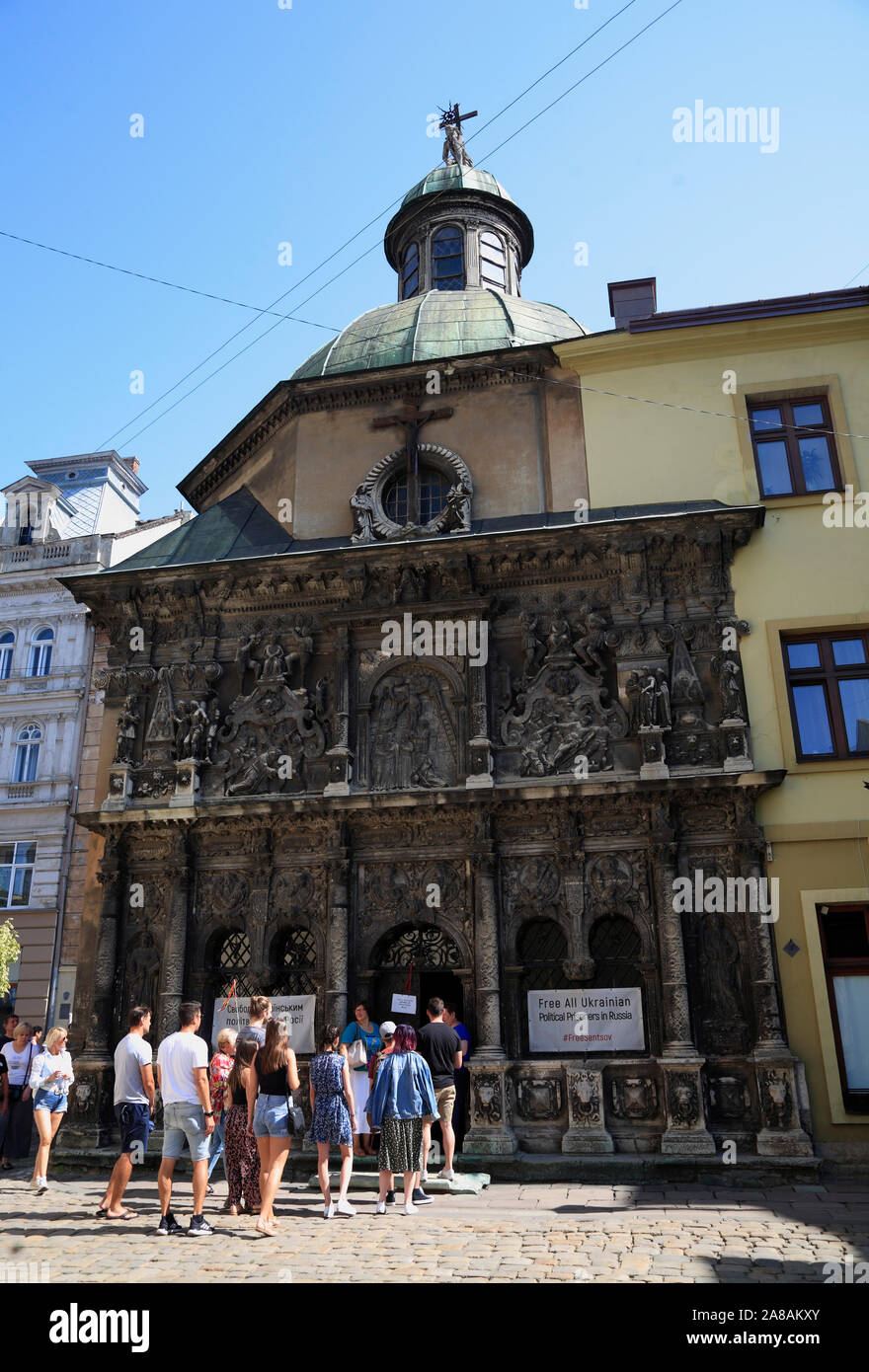 Touristische Gruppe vor boim Chapple, Lviv, Ukraine Stockfoto