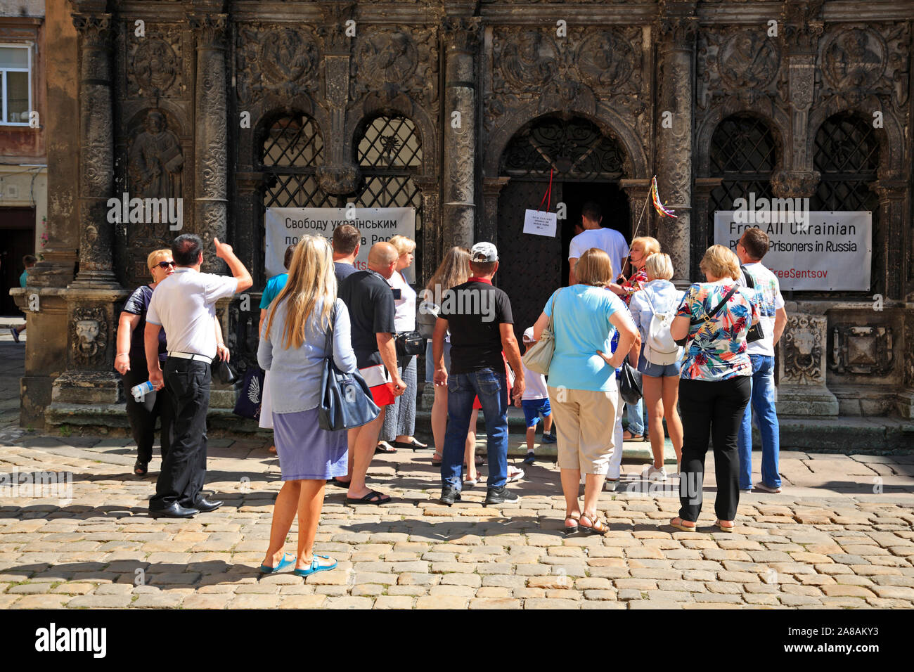 Touristische Gruppe vor boim Chapple, Lviv, Ukraine Stockfoto