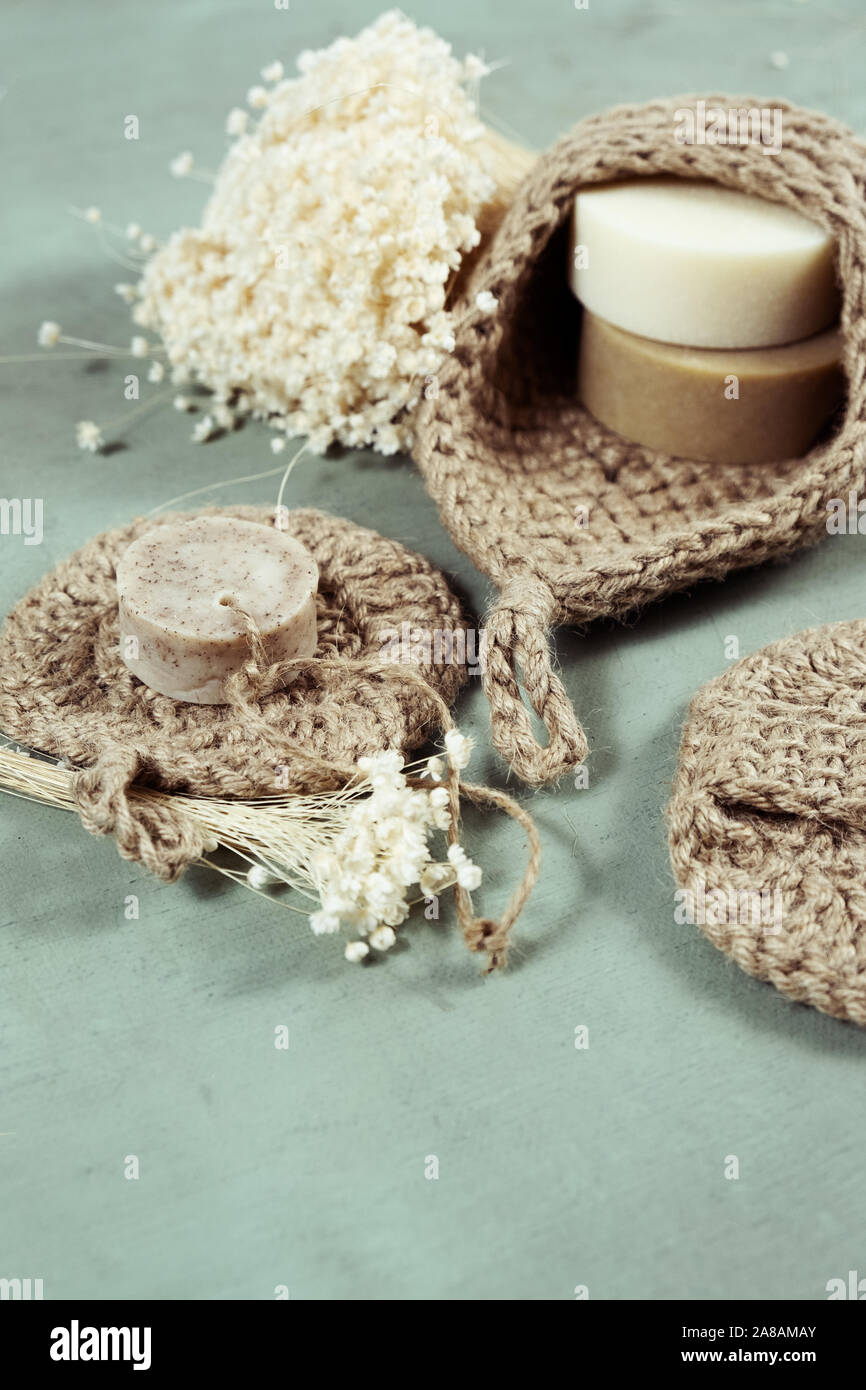 Umweltfreundliche Reinigungsmittel kit Organische Seife jute Waschlappen. Null Abfall, Kunststoff-frei Stockfoto