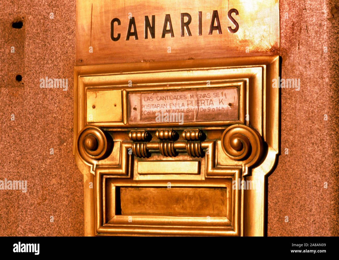 Mailslot mit spanischen Text an der Tür, Kanarische Inseln, Spanien Stockfoto