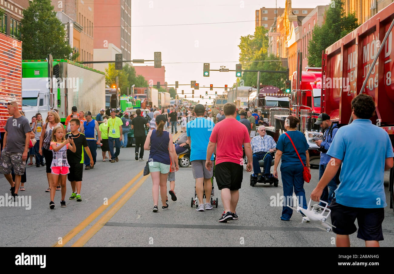 Eine Masse von Menschen kontrolliert big Rigs auf Hauptstraße während der 34. jährliche Shell Rotella SuperRigs Parade zu beginnen, Juni 10, 2016, in Joplin, Missouri. Stockfoto