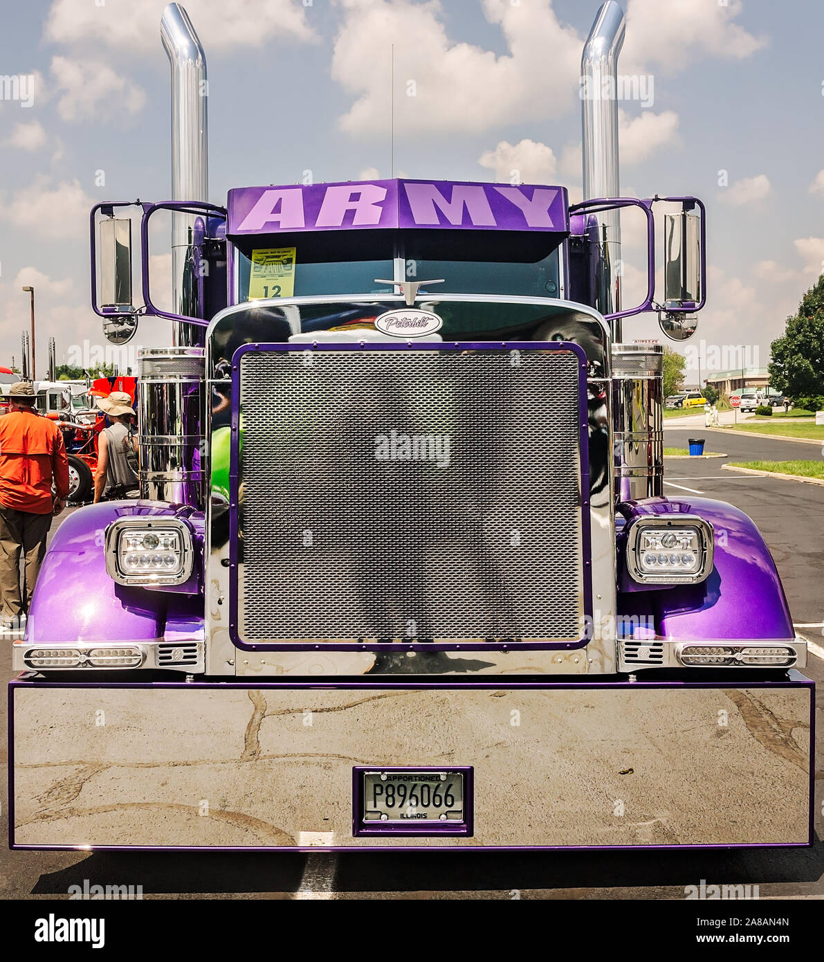 Ein 2006 Peterbilt 379 flache Oberseite wartet auf der 34. jährlichen Shell Rotella SuperRigs Lkw beauty contest beurteilt werden, 11. Juni 2016, in Joplin, Missouri. Stockfoto