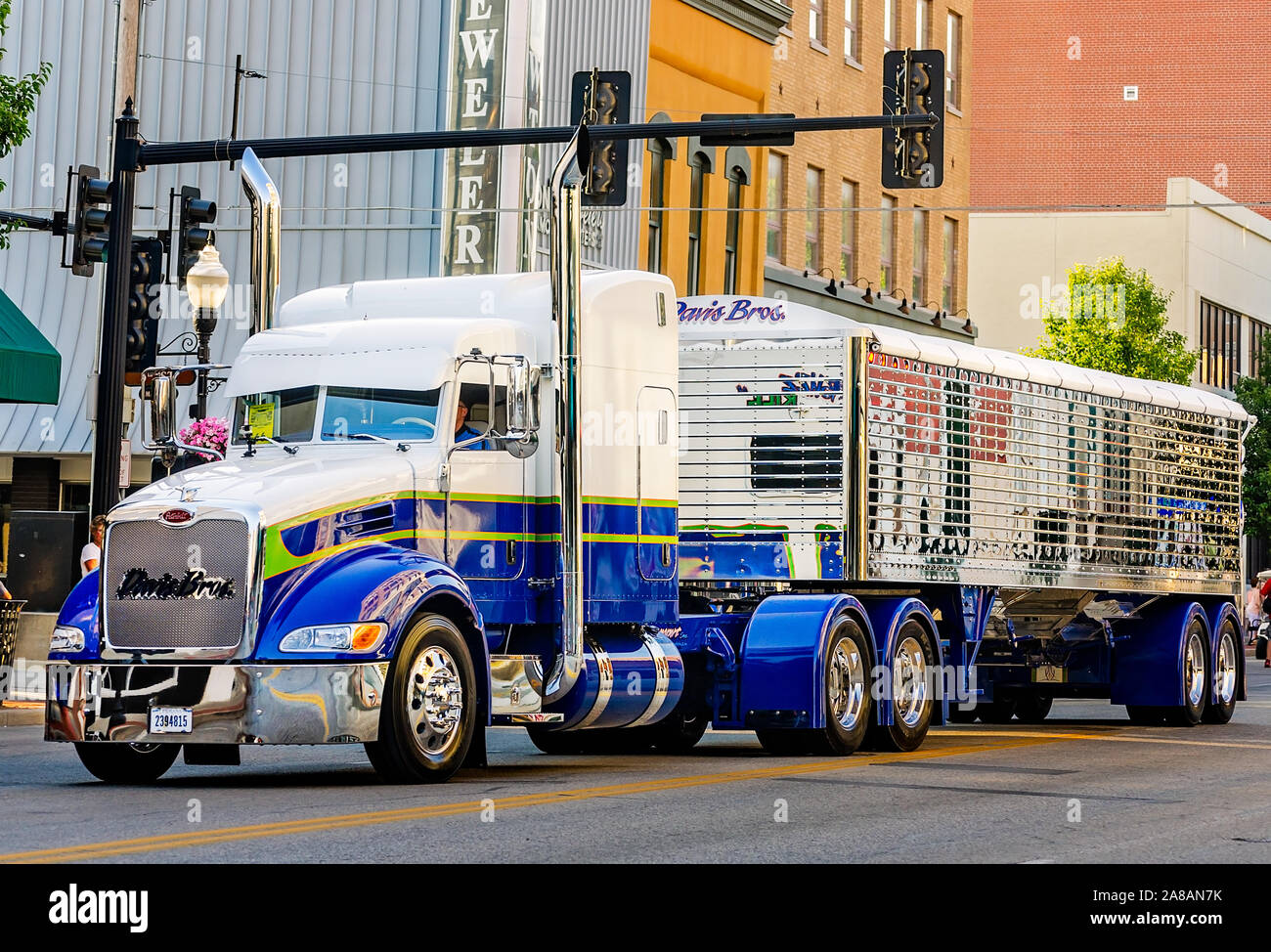 Ein 2015 Peterbilt 386 mit einem 2016 Wilson DH 501 Trailer, Kopf nach unten Hauptstraße während der 34. jährliche Shell Rotella SuperRigs Parade in Joplin. Stockfoto